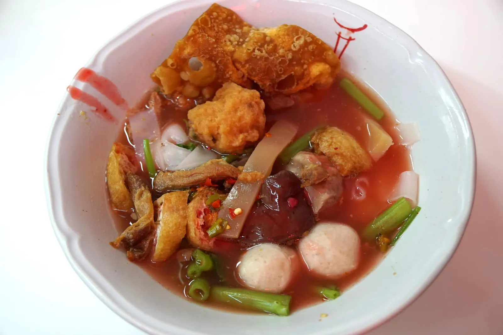 เส้นใหญ่เย็นตาโฟ (60) เมนูเย็นตาโฟของทางร้านก็จัดเต็มมาทั้งเลือดหมู ปลาหมึกกรอบ เกี๊ยวทอดกรอบ ลูกชิ้นกุ้ง ลูกชิ้นปลา และฮือก้วย วันนี้เราเลือกทานเส้นใหญ่ที่ทำออกมาได้เหนียวนุ่ม อร่อยทั้งเเบบน้ำที่ลูกค้าสามารถตักซดน้ำซุปรสชาติกลมกล่อม หรือจะสั่งเเบบเเห้งเพื่อให้ได้รสชาติเย็นตาโฟที่เข้มข้นก็ได้เหมือนกัน (13/20)