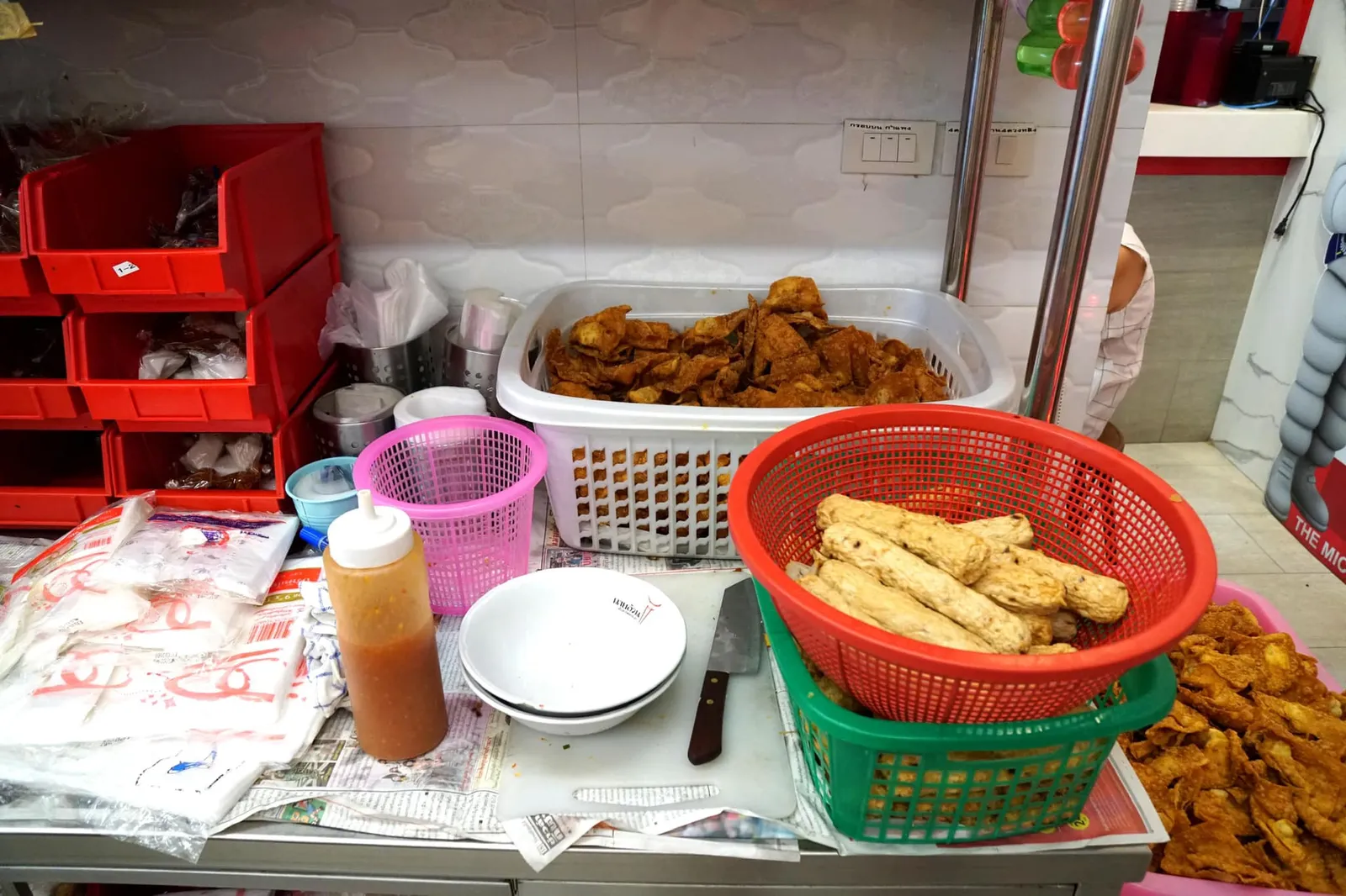 แม้ว่าปัจจุบันตัวร้านจะมีหลายสาขากระจายไปอยู่ตามห้างสรรพสินค้ารวมไปถึงต่างจังหวัดที่นครราชสีมา เเต่สาขาต้นตำรับที่เเรกนั้นคือสาขาเสาชิงช้านี้เอง ตัวร้านเปิดทำการมาตั้งเเต่ พ.ศ. 2513