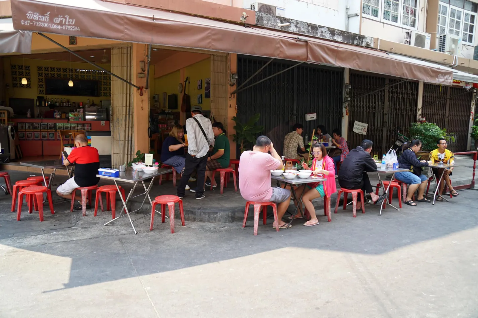 ฝั่งตรงข้ามร้านที่เป็นร้านขายน้ำเเละสามารถสั่งก๋วยเตี๋ยวมานั่งทานได้เช่นกัน