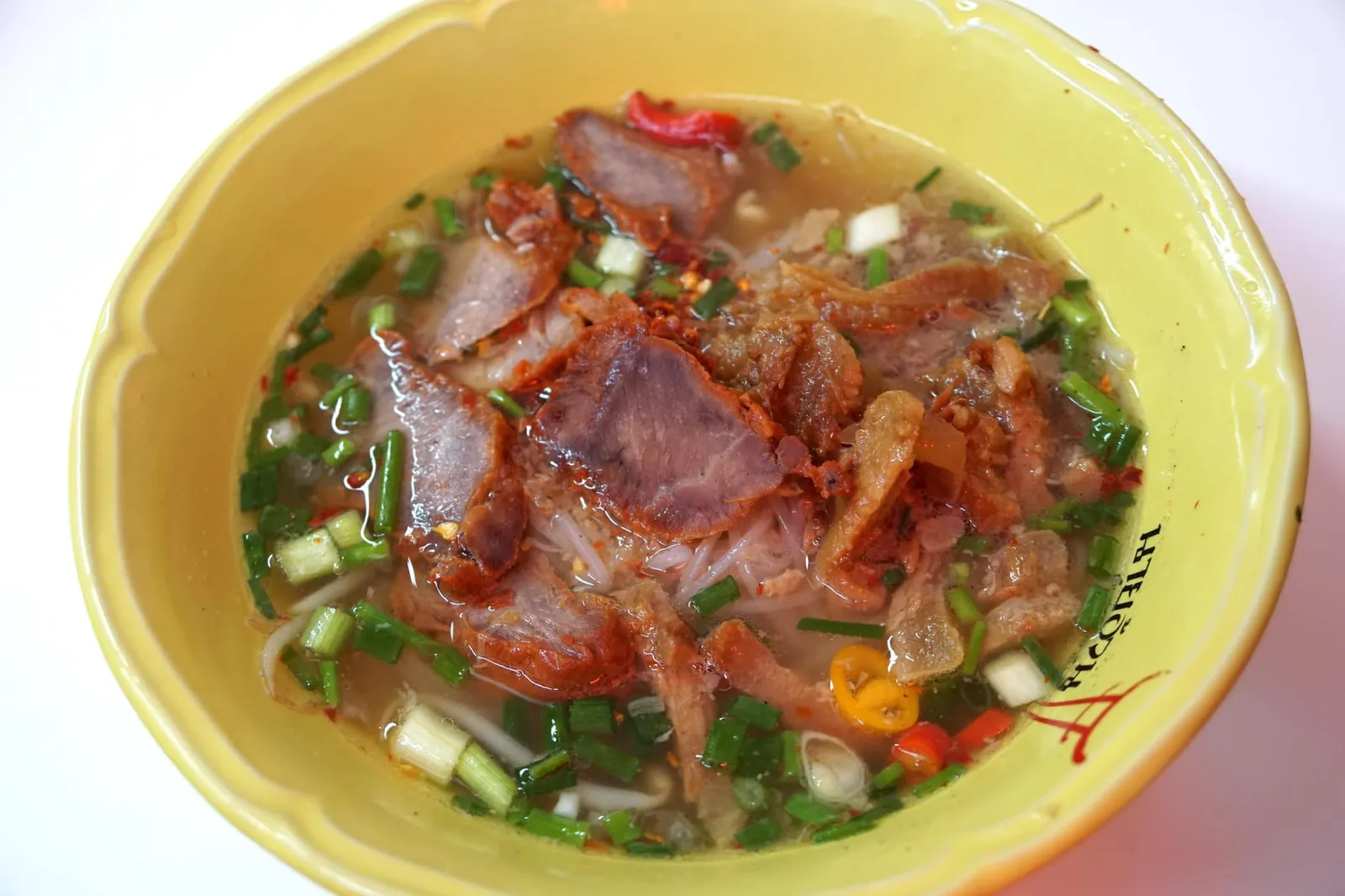 เส้นเล็กต้มยำหมูแดง + บะเต็ง (70) ห้ามพลาดที่ตะลองสั่งเมนูเเนะนำอย่างก๋วยเตี๋ยวต้มนำหมูแดง + บะเต็ง ที่ทางร้านจะใส่หมูแดงคุณภาพกับบะเต็งซึ่งเป็นหมูสามชั้นผัดในซีอิ๊ว ช่วยให้ก๋วยเตี๋ยวมีรสหวานเด่นมากยิ่งขึ้น อร่อยอย่าบอกใคร (14/20)