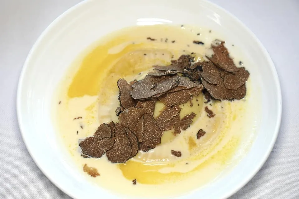 RAVIOLO DI PATATE ALLA CARBONARA (23 €) Potato raviolo “carbonara” style | black truffle | Grana Padano DOP fondue (with BIO hen egg) ในคอร์สนี้เชฟตั้งใจนำเสนอ Carbonarra ในรูปแบบที่แปลกใหม่โดยใช้เป็น Raviolo หรือพาสต้าทรงเกี๊ยวชิ้นโตที่ทางร้านทำเองสอดไส้มันฝรั่งจับคู่กับซอสฟองดูว์ที่เตรียมมาจากชีส Grana Padano DOP และไข่ไก่ออร์กานิค ด้านบนโรยด้วย Winter Black Truffle ฝานมาบาง ๆ ช่วยเพิ่มกลิ่นหอมให้โดดเด่นมากยิ่งขึ้น (13/20)