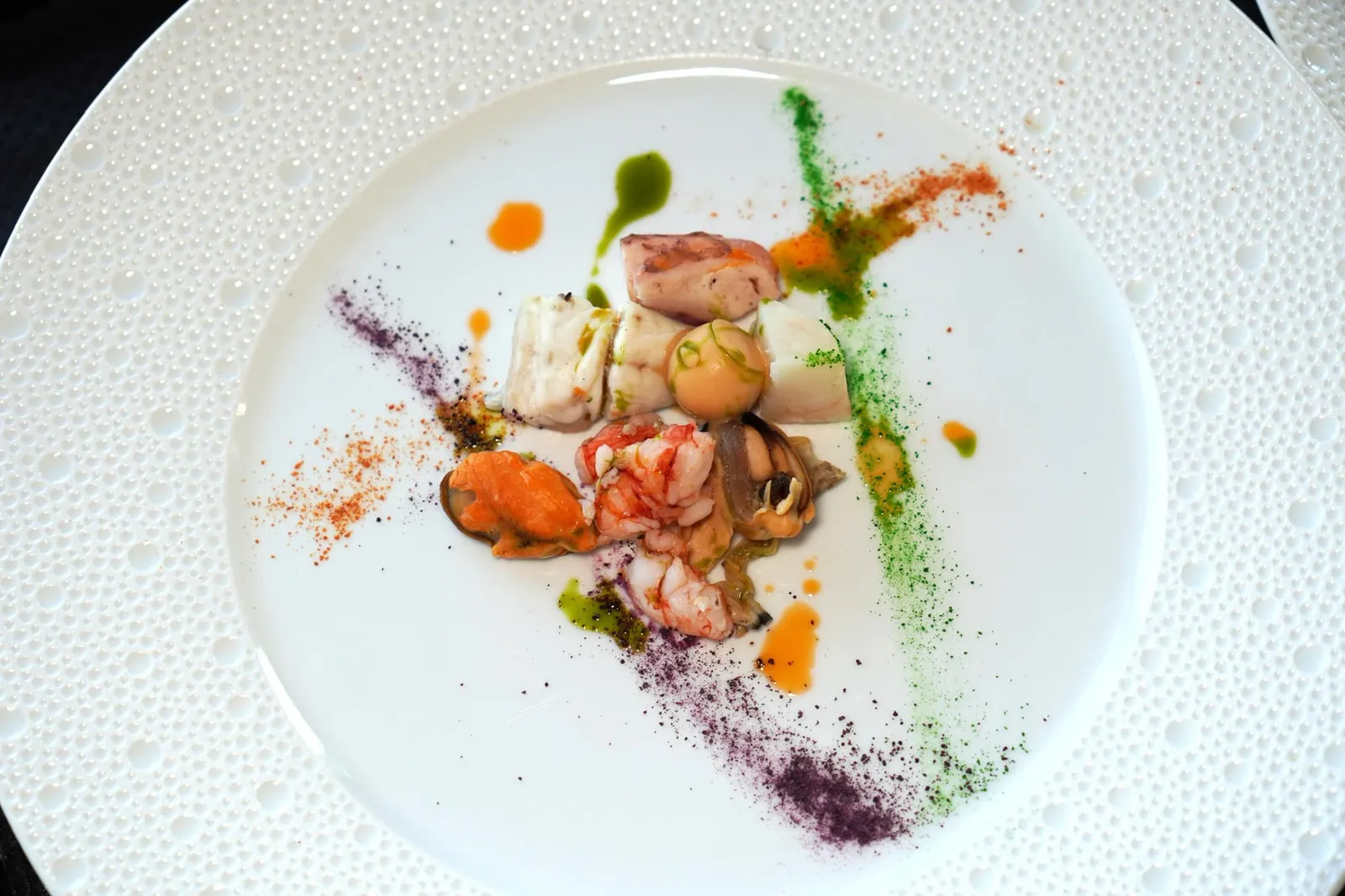 RISOTTO CARNAROLI “DALLA PENTOLA AL PIATTO” (29 € per person) “From Pan to Plate” Carnaroli risotto | little fish & shellfish (minimum 2 people) รีซอตโต้ที่นี่เริ่มต้นด้วยการนำหมึก กุ้ง และหอยที่เตรียมมาให้มีขนาดพอดีคำวางลงไปบนจาน (14/20)