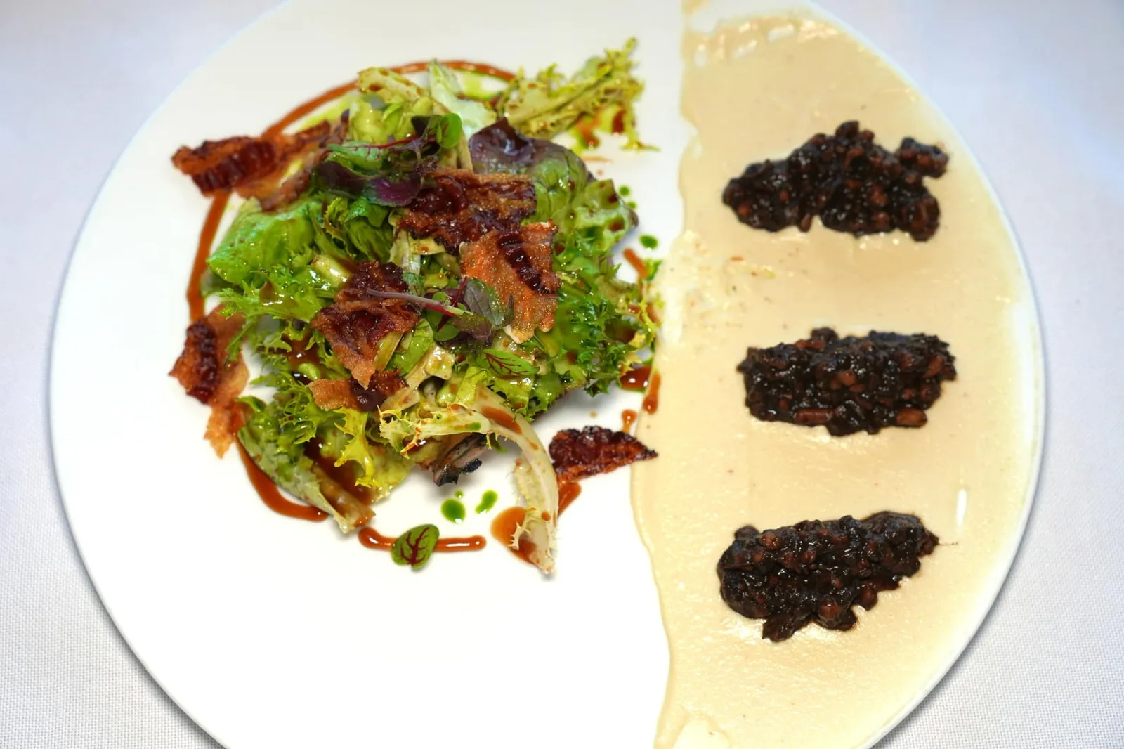 SEPPIA “SPORCA” (28 €) Grilled cuttlefish with its tentacles’ sauce | guanciale chips | mixed salad หมึกกระดองย่างมาอย่างดีจนได้เนื้อสัมผัสนุ่มหนึบไร้ที่ติ จากนั้นราดด้วยซอสที่เตรียมมาจากหนวดหมึก ด้านบนท็อปด้วยผักสลัดนานาชนิดและ Guanciale หรือแก้มหมูกรอบ ๆ นั่นเอง (14/20)