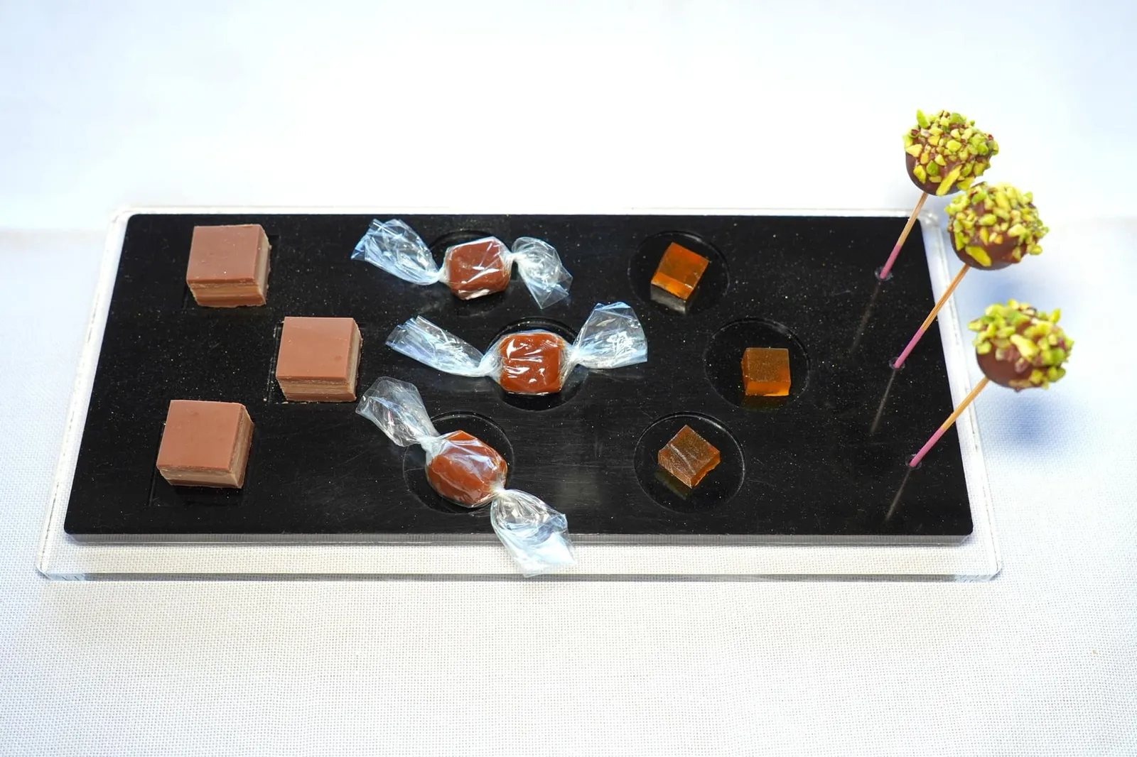 Our petite pastry selection ปิดท้ายมื้ออาหารด้วย Petits Fours ทั้ง 4 อย่างคือ Chocolate with Pistachio, Orange Jelly, Sweet with Liquorice และ Chocolate with Nuts