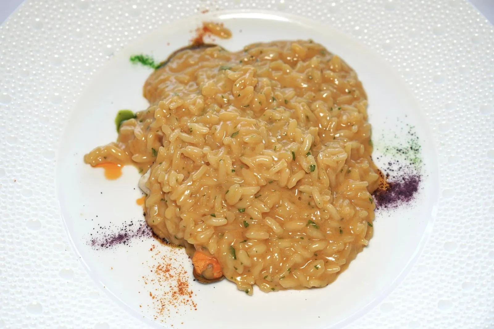 RISOTTO CARNAROLI “DALLA PENTOLA AL PIATTO” (29 € per person) “From Pan to Plate” Carnaroli risotto | little fish & shellfish (minimum 2 people) จากนั้นจึงเทราดรีซอตโต้ที่ใช้ข้าวสายพันธุ์ Carnaroli หุงกับน้ำสต๊อกทะเลลงไป เมล็ดข้าวสุกกำลังดี ซอสมีความเข้มข้น หอมอโรมาของทะเลพอเหมาะ อร่อยสมกับเป็นเมนูเด็ดประจำร้าน (14/20)