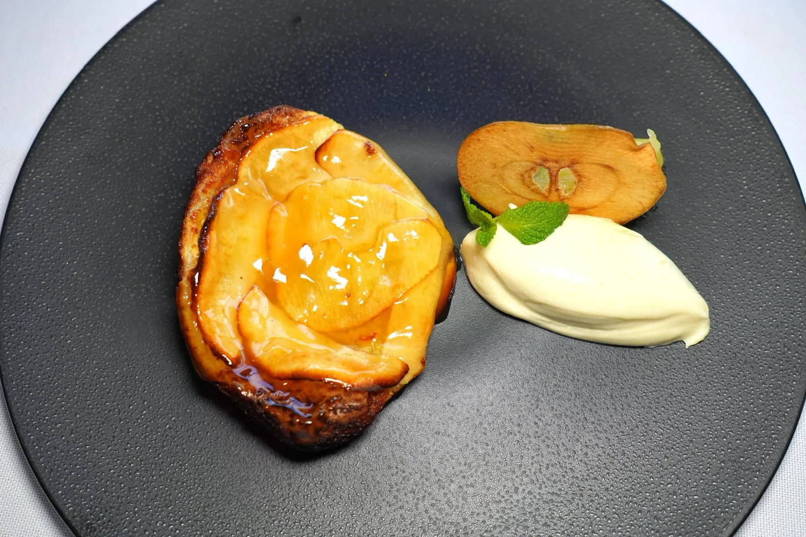 LA DELIZIA CALDA ALLA MELA VERDE (12 €) Hot green apple pie | Calvados chantilly cream | apple purée สำหรับของหวานก็เตรียมมาได้อย่างดีในที่นี้คือพายแอปเปิ้ลเขียวที่ประกอบขึ้นจากแป้ง Puff Pastry ฟูกรอบ ด้านในบรรจุแอปเปิ้ลกรอบ ๆ รสชาติหวานฉ่ำเข้ากันดีกับ Calvados Chantilly Cream หอมมันและรสชาติของ Purée แอปเปิ้ล (14/20)