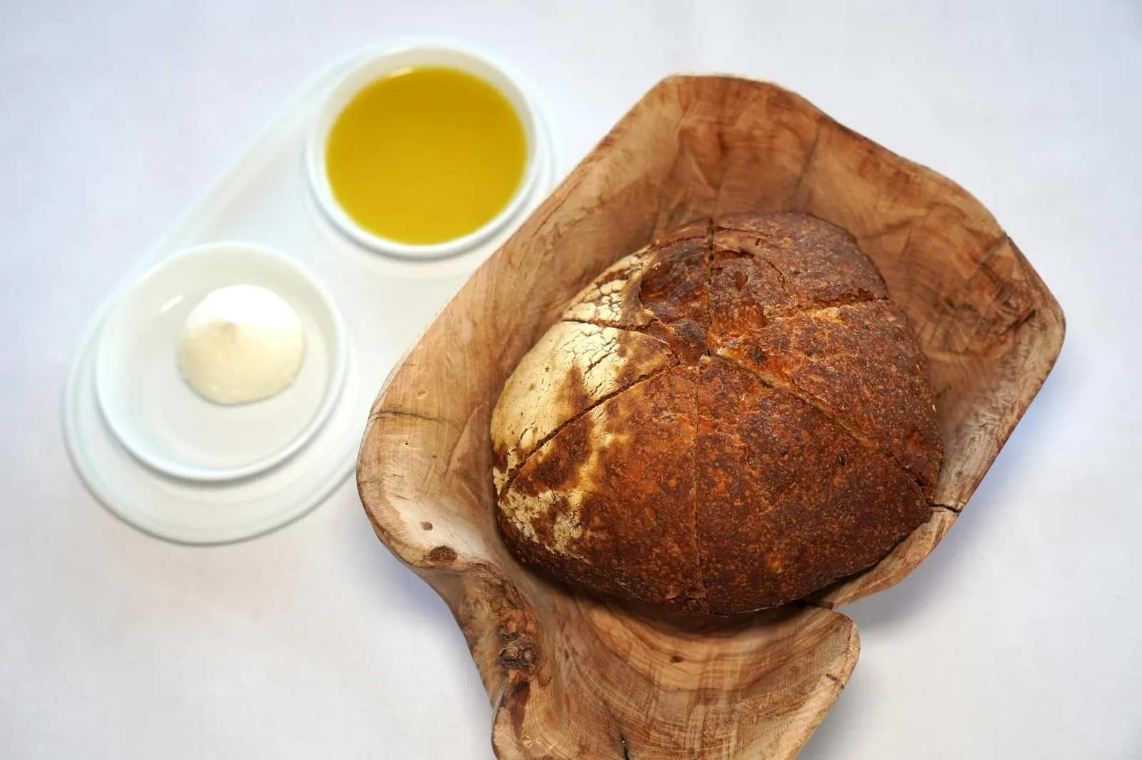 Bread ระหว่างมื้อพนักงานจะนำเสิร์ฟขนมปังมาคู่กับ Salted Butter และ Oil Cream with Lemon Butter