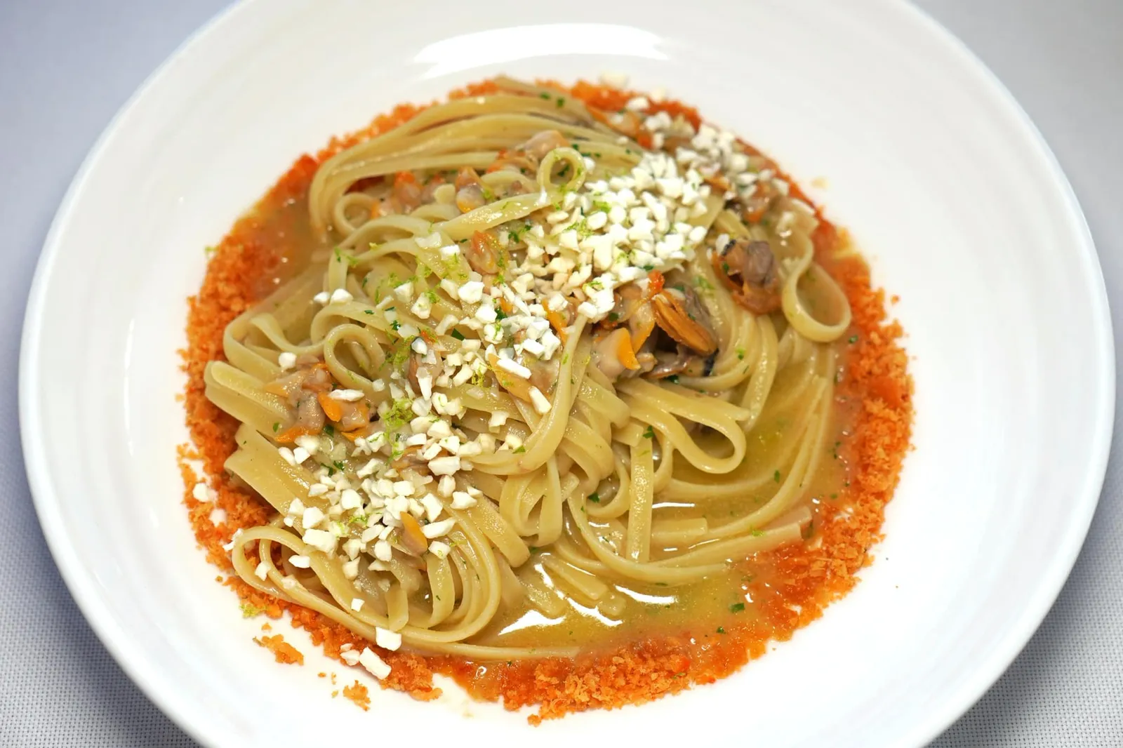 LINGUINE ALLA VIGLIACCA (27 €) Linguine pasta “alla vigliacca” | clams | whelks | frying pan crumble | dehydrated yogurt พาสต้าเส้น Linguine เสิร์ฟมาที่ความสุกระดับ Al Dente คู่กับหอยลายอิตาลีเนื้อนุ่มหนึบไร้ซึ่งกลิ่นคาวจับคู่มากับองค์ประกอบของสาหร่ายและครัมเบิ้ลที่ให้ความกรอบและรสออกหวาน นอกจากนี้ยังมีโยเกิร์ตที่ผ่านกระบวนการ Dehydration โรยมาด้านบนอีกด้วย (13/20)