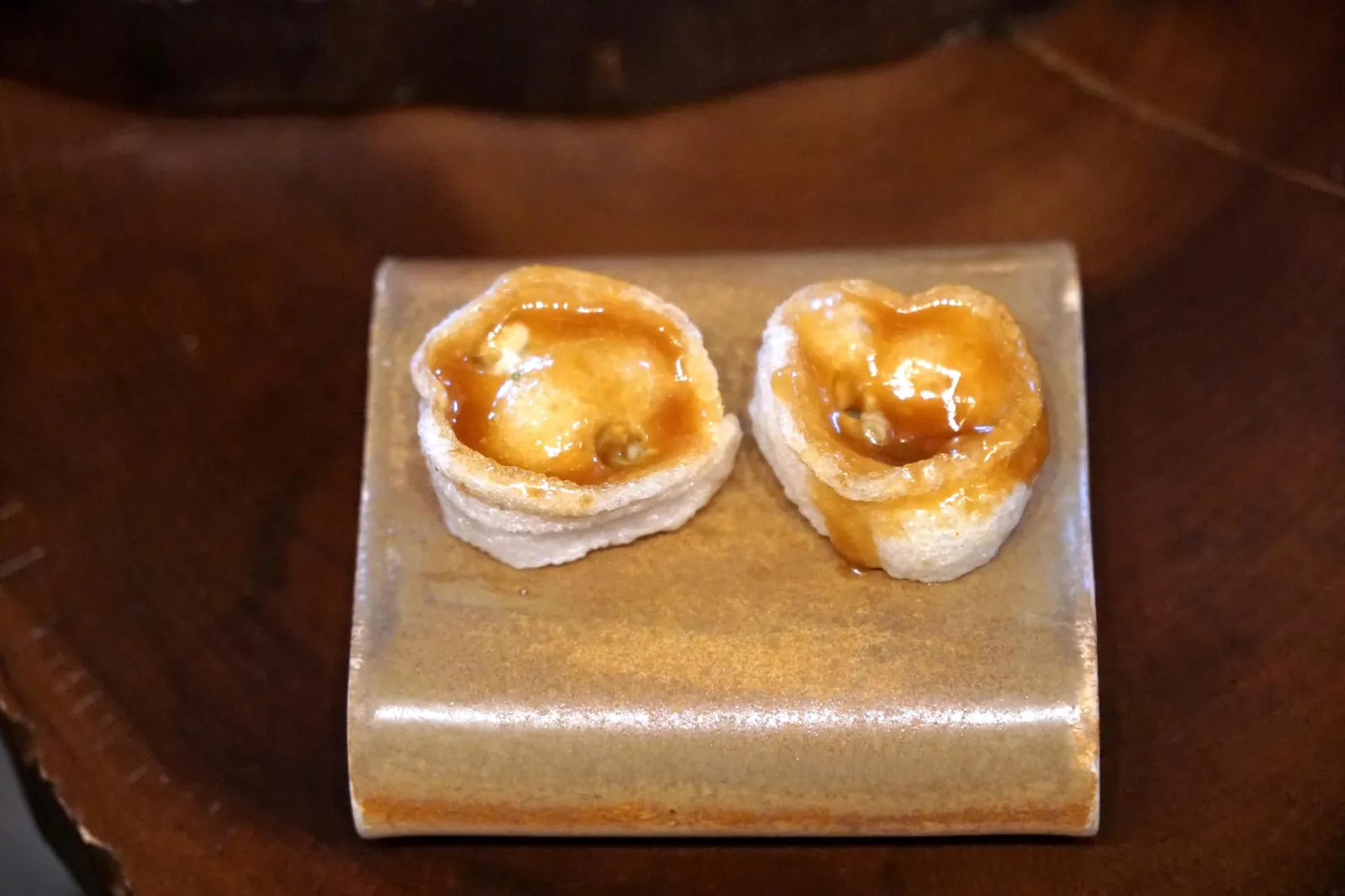 Amuse-bouche Lacquered Mangalica pork belly ชิ้นที่สามคือส่วนสามชั้นขอหมูมันกาลิก้า ทำมาจนฟูกรอบเคลือบผิวด้วยซอสจนมันวาวคล้ายแล็คเกอร์ เคี้ยวแล้วให้ความเบาคล้ายแคปหมูเวอร์ชั่นที่ผ่านการอับเกรดจนสุด มีกลิ่นหอมเด่นชัด (19/20)