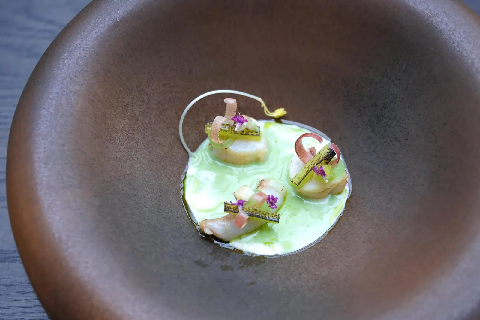 ‘Curry’, monkfish, nasturtium, screw tree ถัดมาคือ “Green Curry” เป็นจานที่เชฟใช้เทคนิคแบบเวสเทิร์นในการตีความวัตถุดิบเอเชียออกมาเป็นซอสด้านล่าง ตัวน้ำซอสมีสีเขียวปนขาวโดยมีส่วนผสมของ Screw Tree หรือใบเตยให้สีเขียวอ่อน และ Jasmine Rice หรือข้าวหอมมะลิให้สีขาว ต้องยอมรับว่ารสชาติในแง่ของการทำแกงออกมาให้เป็นซอสแบบฝรั่งเศสถือว่าดีงามมากๆ เราสามารถสัมผัสได้ถึงความครีมมี่และกลิ่นหอมของใบเตยชัดเจนโดยไม่เลี่ยนจนเกินไป สุดยอดเลยจริงๆ (19/20)