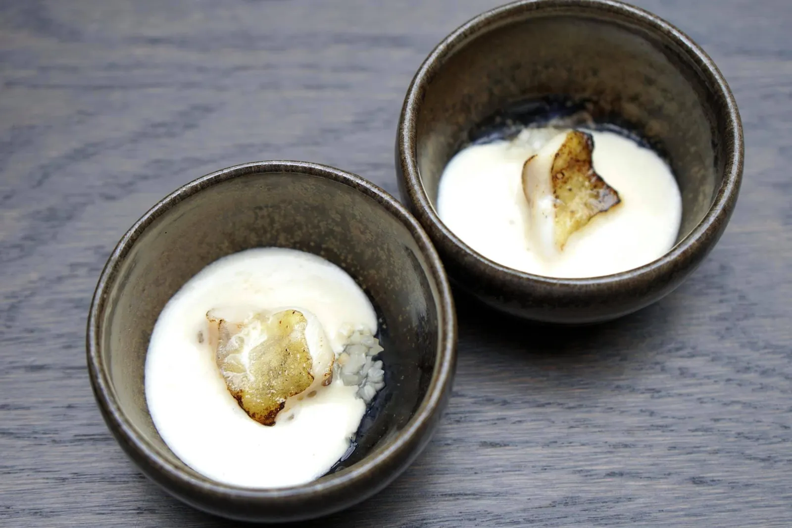 Amuse-bouche Pleasures of The Palate ใครที่เคยทานแก้มปลาจะรู้ว่าเนื้อส่วนแก้มเป็นอัญมณีล้ำค่าของปลานั้นๆเพราะจะมีเนื้อสัมผัสที่นุ่มกว่าเนื้อส่วนอื่น มีอัตราไขมันที่พอเหมาะคือมากกว่าลำตัวแต่ไม่เท่าส่วนท้อง ยิ่งเป็นแก้มปลา Pike-perch ชิ้นนี้ย่างและรมควันมาแบบไร้ที่ติ มีความเด้ง นุ่ม หอมมากๆๆๆๆ ! ซอสครีมด้านล่างช่วยเสริมรสชาติของเนื้อปลาแต่ไม่เบียดบังกลิ่น เรียกได้ว่าเป็นการนำเสนออาหารที่มีองค์ประกอบไม่ซับซ้อนออกมาได้อย่างไร้ที่ติจริงๆ (20/20)
