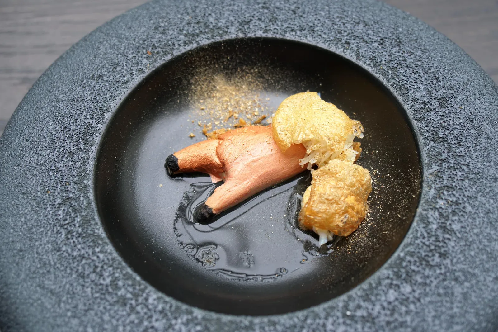 Brown crab, foie gras, cabbage อีกจานย่อยหนึ่งเป็น “Foie Gras” ที่นำมาขึ้นรูปเป็นทรงก้ามปูแล้วโรยด้วยผงตับห่าน ข้างกันฝั่งขวาคือเนื้อปู North sea brown crab ส่วนน้ำใสๆด้านล่างทำมาจากกะหล่ำปลีและตะไคร้ … ตอนตักเข้าปากนี่คือ ว้าว ว้าว ว้าว ! … ตับห่านเนื้อเนียน ละมุน ให้ความครีมมี่และกลิ่นเฉพาะตัวเข้ากันได้อย่างดีกับความหอมของเนื้อปู ถือเป็น Perfect combination ที่เกิดมาคู่กัน ทั้งเชฟยังบรรจงรังสรรค์เมนูออกมาได้ลงตัวสุดๆ จานนี้ขอให้คะแนนเต็ม เป็นสลัดที่อร่อยแบบไร้ที่ติมากๆ (20/20)