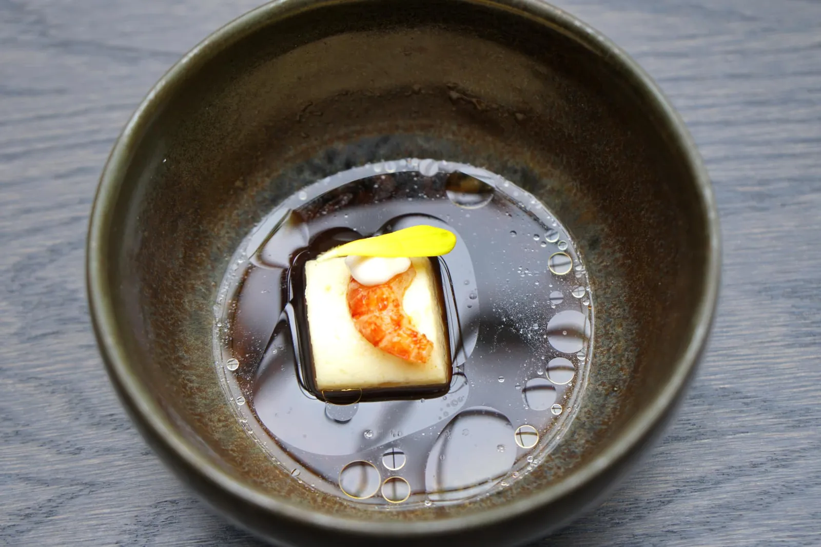 Amuse-bouche Pleasures of The Palate จานนี้คือ ”Crayfish stock with tofu” เชฟ Jonnie นำน้ำสต็อกของกุ้ง Crayfish เสิร์ฟมากับเต้าหู้นุ่มๆ และเนื้อกุ้งชิ้นจิ๋ว น้ำซุปรสชาติเค็มเบาๆตัดด้วยความหวานนิดๆ กลมกล่อมจนตอนทานเราตาลุกวาว ทั้งยังหอมกลิ่นกุ้งคล้ายดาชิของญี่ปุ่น เนื้อกุ้งกับเต้าหู้ทำให้เกิดมิติทางเนื้อสัมผัสที่ดี อร่อยมากๆ (19/20)