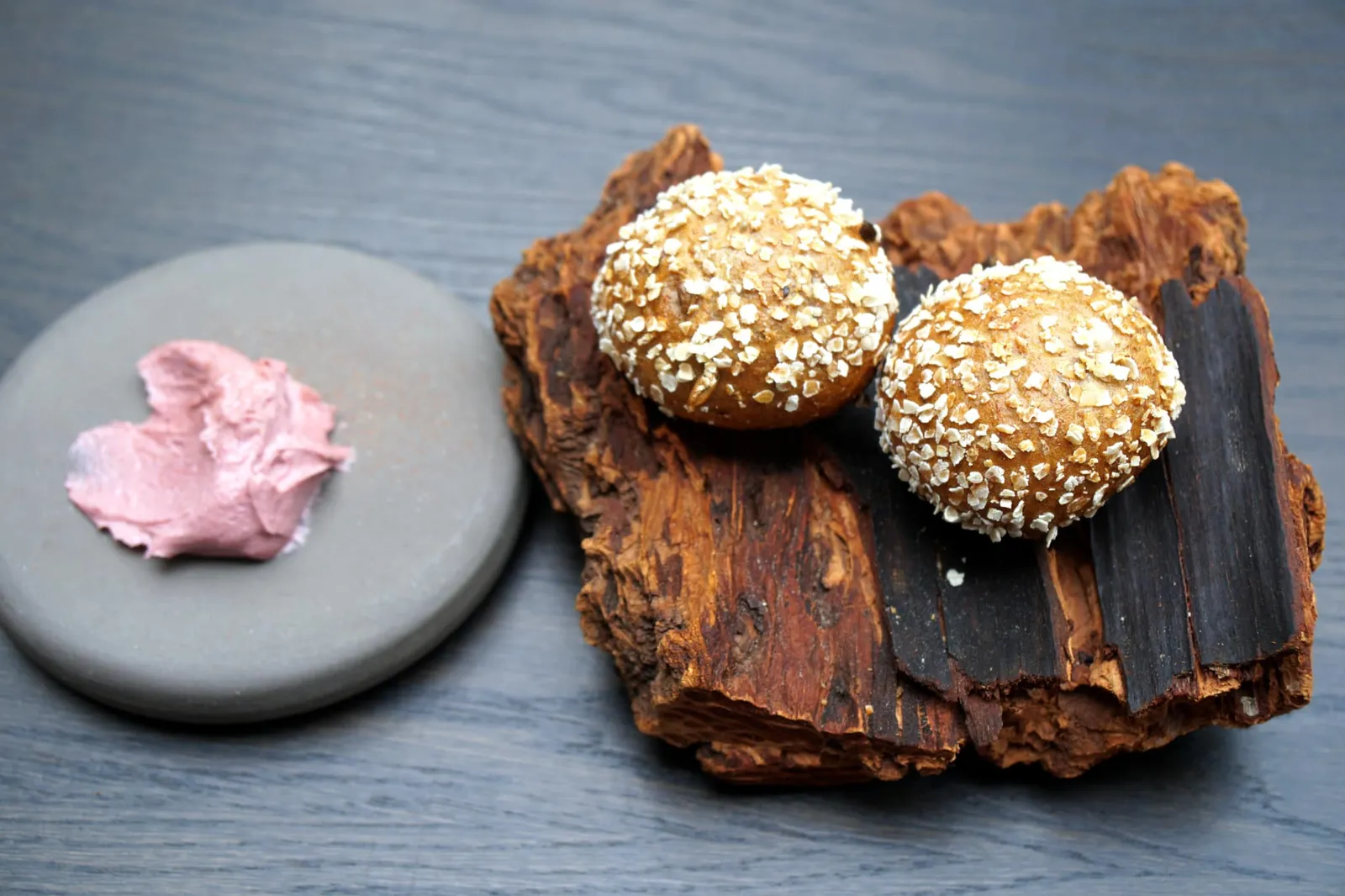 Bread with goat milk butter สำหรับด้วยขนมปังทางร้านนำเสิร์ฟมาคู่กับเนยสีม่วงทำมาจากนมแพะ