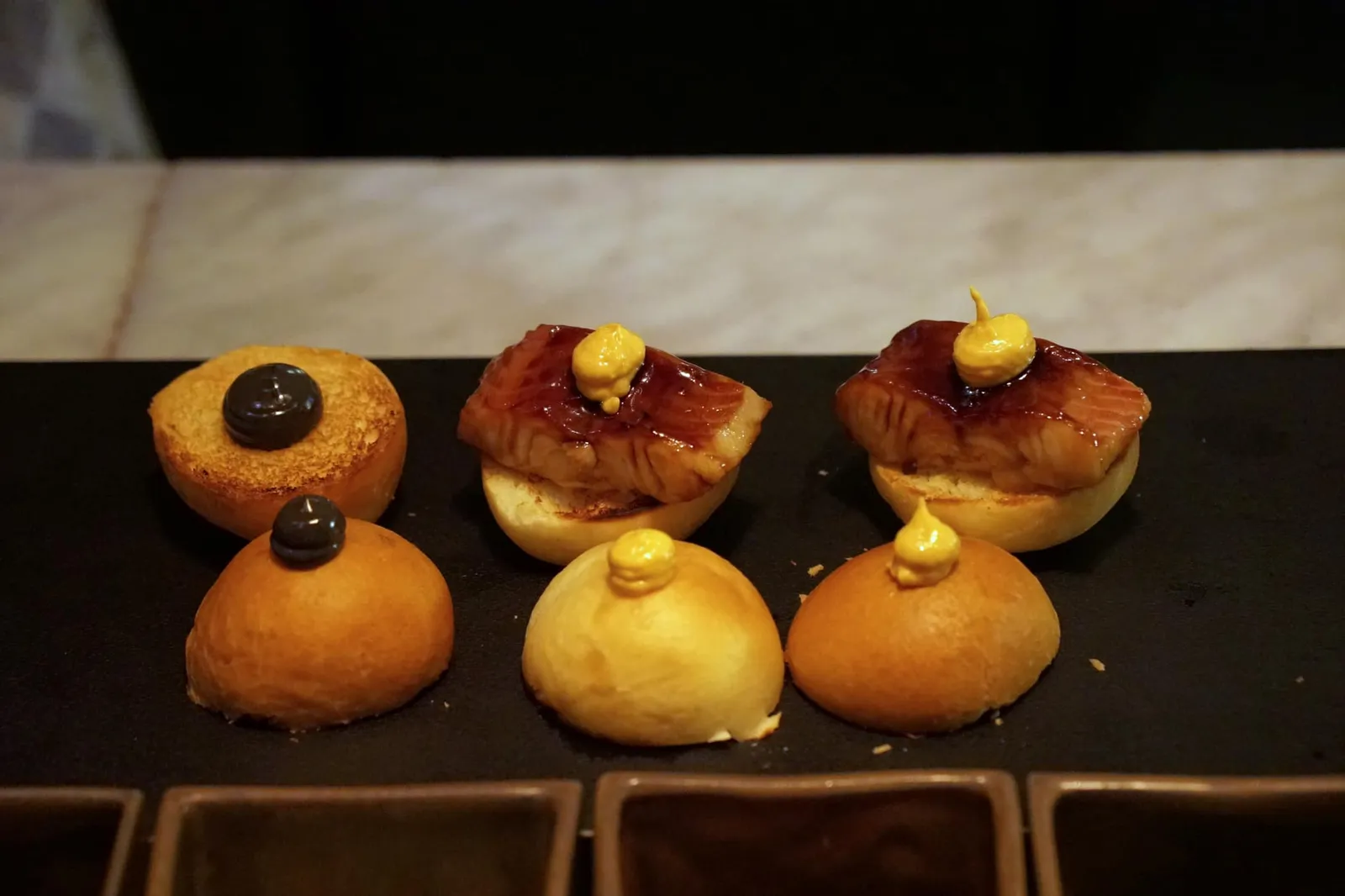 Eel sandwich เนื้อปลาไหลจะถูกนำมาย่างบนเตาญี่ปุ่นในสไตล์ Yakitori บนถ่าน Binchotan ซึ่งจะให้ความร้อนที่สูงและคงที่มากกว่าถ่านทั่วๆไป เชฟจะทาซอสที่ทำมาจาก Soy sauce ผสมกับ Citrus ดูคล้ายกับคาบายากิทาเระแบบญี่ปุ่นดั้งเดิม หมุนปลาพลิกไปมาเล็กน้อยแล้วจึงนำมาเลาะเนื้อออกจากก้าง (20/20)