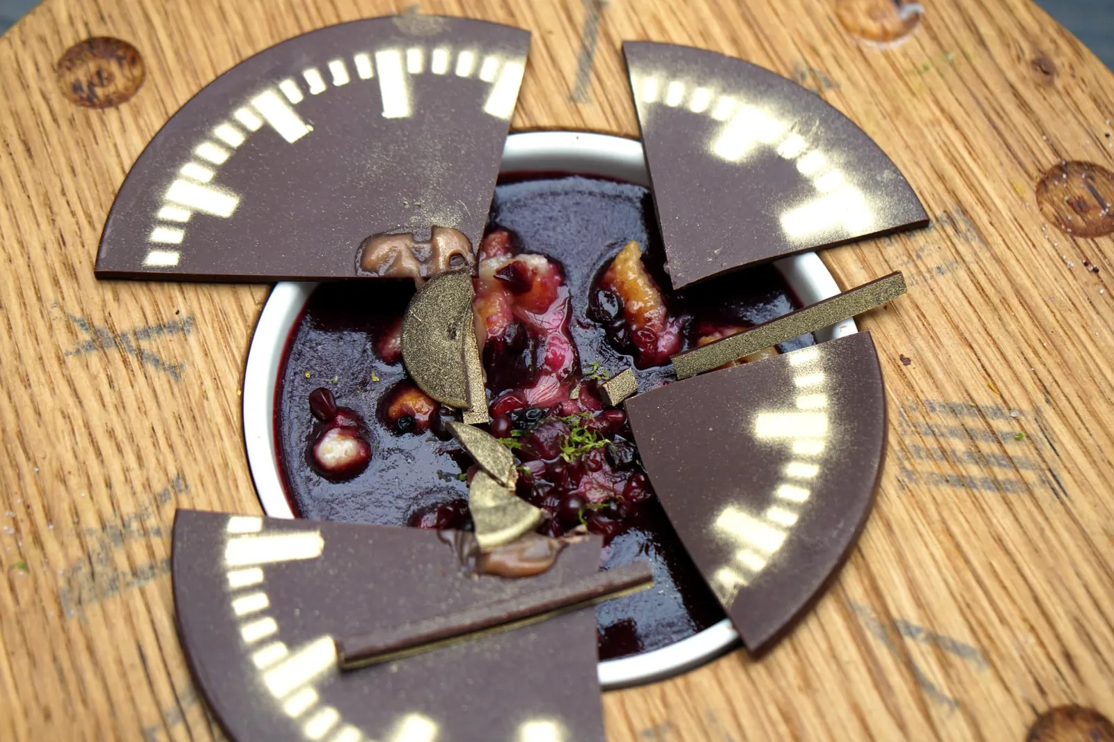 Petits fours ปกตินาฬิกาเป็นสิ่งที่บ่งบอกว่าเวลาของเรานั้นมีจำกัด แต่ที่เนเธอแลนด์ Time doesn't matter พนักงานจะเคาะแผ่นดาร์คช็อกโกแลตตรงกลางให้แตกออก ด้านล่างเป็นครีมทำมาจาก Dutch cookies และ Forest fruits ช่วยปิดท้ายมื้ออาหารได้อย่างสมบูรณ์ที่สุด (20/20)