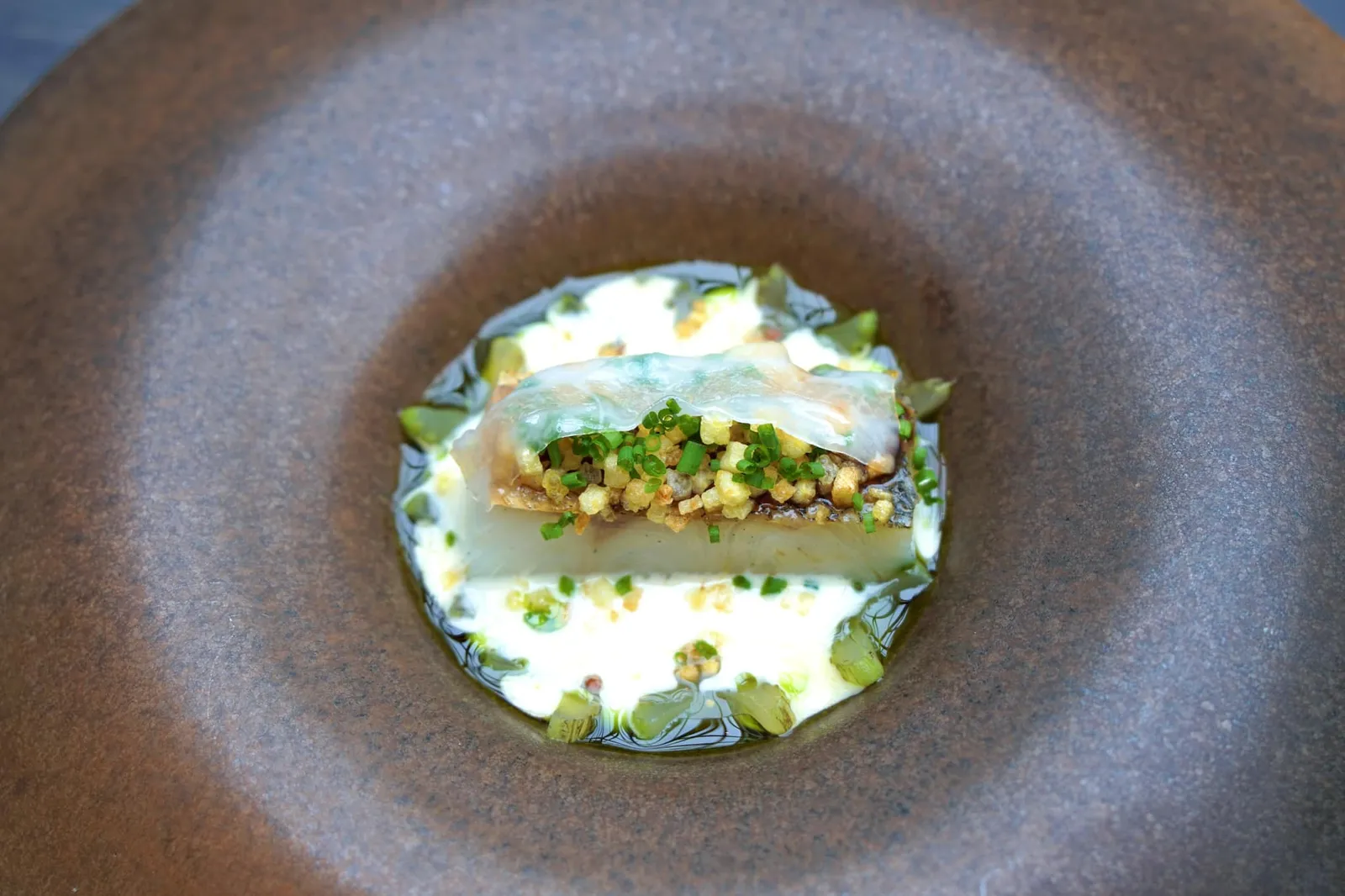 Pike-perch, apple syrup, Riesling นำแต่ละองค์ประกอบมาจัดลงจานที่มีส่วนผสมของซอส Beurre Blanc และ Riesling นอกจากนี้ยังมีครีมทำมาจากเบคอน Celeriac และ Mustard seed เนื้อปลามีความสุกในระดับเพอร์เฟค ไร้ที่ติ มีความนุ่มแต่ไม่เละ มีกลิ่นหอมและรสชาติเฉาะตัวของแอปเปิ้ลไซรัป มีความกรอบจากมันหวานด้านบน ความมันของซอสเบลอบล็องก์เข้ากันได้ดีกับความมันจากเบคอน จานนี้เรียกได้ว่าไร้ที่ติ (20/20)