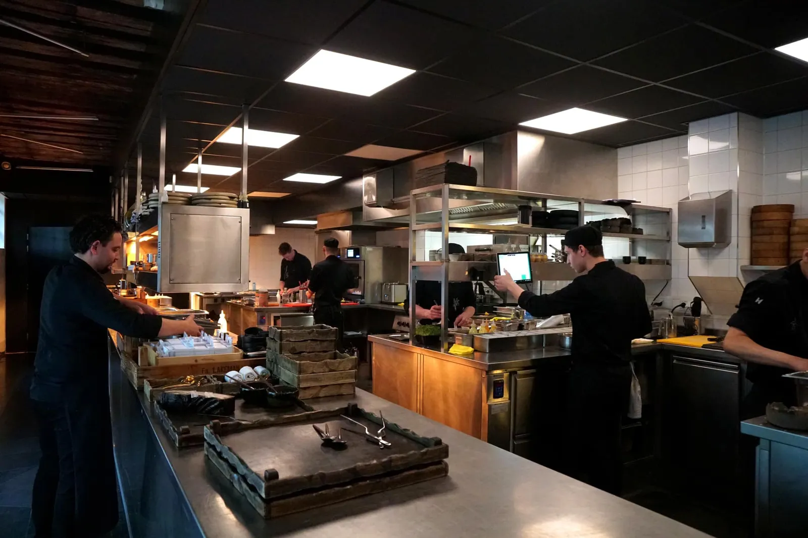 ถัดมาคือ Hot kitchen ที่ตั้งอยู่ด้านหลังครัวเย็นโดยจะแบ่งย่อยออกเป็นสามส่วนอีกทีหนึ่ง (จุดเตรียม Warm dish, Sauce and vegetables prep และ จุดเตรียม cold starters ที่จะส่งออกไปด้านหน้า)