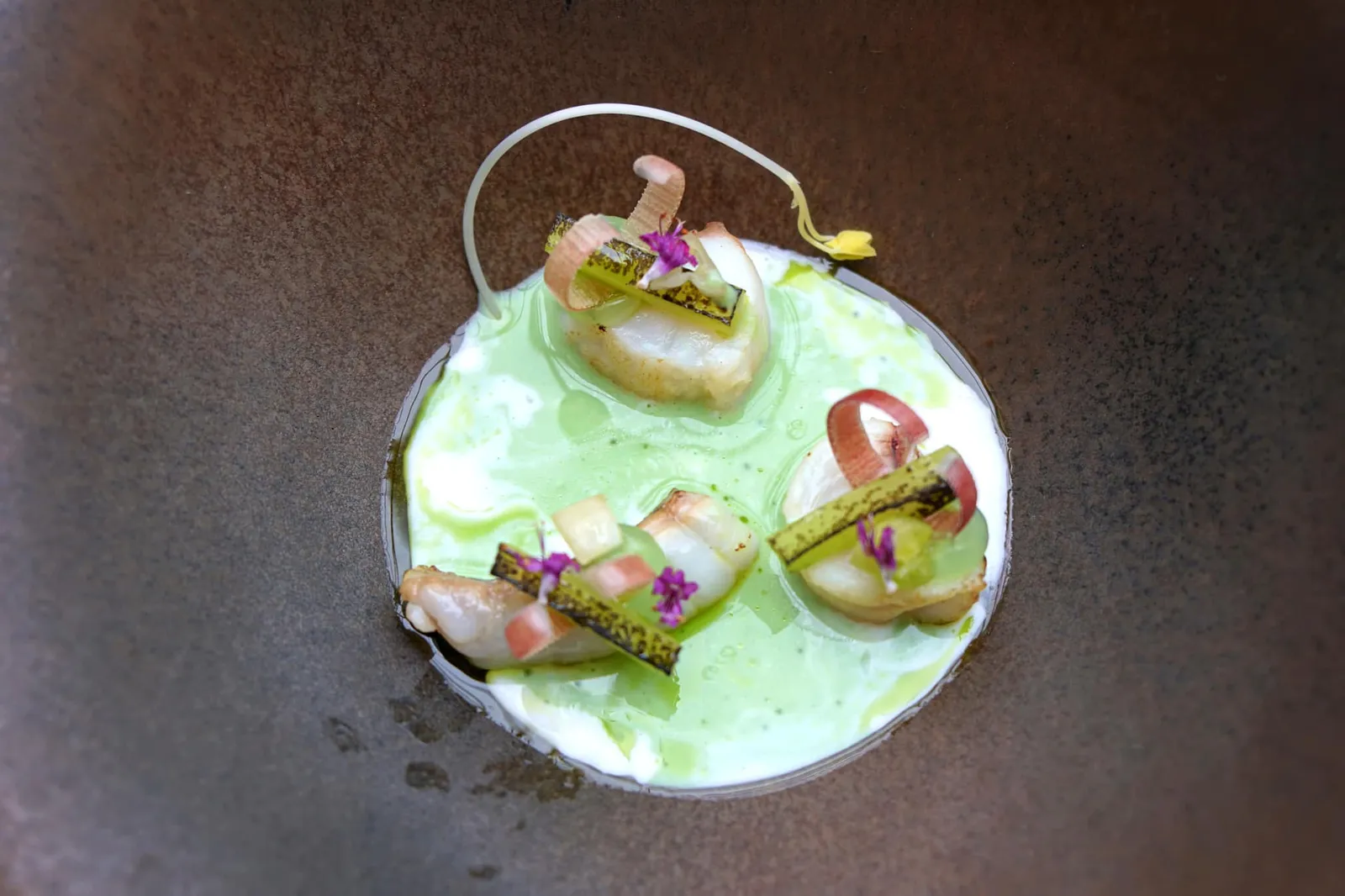 ‘Curry’, monkfish, nasturtium, screw tree อีกหนึ่งองค์ประกอบสำคัญเป็นโปรตีนหลักที่เชฟ Jonnie ชื่นชอบเป็นการส่วนตัวอย่าง Tail of Monkfish หรือส่วนหางของปลาม็องก์ฟิช ปรุงมาในระดับความสุกแบบไร้ที่ติ นุ่ม เด้งนิดๆ เคี้ยวเบาๆก็ละลายไปกับซอสแกง ด้านบนทอปด้วยแนสเทอเทียมซึ่งเป็นดอกไม้ที่กลิ่นหอมเป็นเอกลักษณ์เฉพาะตัว ถือเป็นจานที่เชฟใช้แรงบันดาลใจจากอาหารเอเชียปรุงออกมาเป็นอาหารสไตล์เวสเทิร์นได้อย่างน่าทึ่ง (19/20)