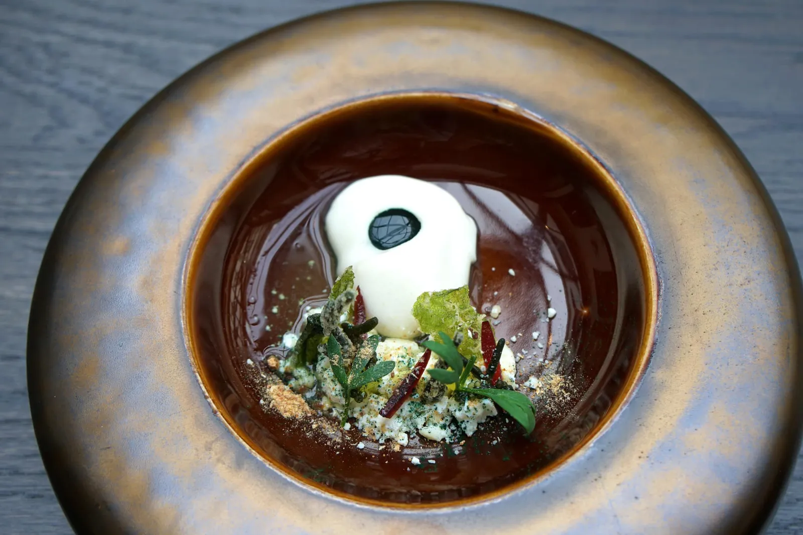 Oyster, goat cheese, seaweed ในที่สุดก็เข้าสู่คอร์สแรกของเมนูหลัก จานนี้คือ “Dutch Oyster” หรือหอยนางรมดัตช์จาก Yerseke หมู่บ้านในจังหวัด Zeeland ทางตอนใต้ของประเทศเนเธอแลนด์ หมู่บ้านนี้ขึ้นชื่อเรื่องการเลี้ยงหอยนางรม Flat oyster มาตั้งแต่ปี 1870 เชฟนำมาคลุมด้วยชีสนมแพะสีขาว มีหยดสีเขียวทำมาจากสาหร่าย ข้างกันคือองค์ประกอบของชีสนมแพะสีขาว ผงสาหร่ายสีเขียว และผงสีส้มทำมาจาก Dried and smoked oyster ตัวหอยนางรมมีเนื้อสัมผัสนุ่ม เด้ง ความรู้สึกแรกหลังจากตักเข้าปากจะได้กลิ่นสาหร่ายนำมาก่อนชัดมากทั้งยังช่วยกลบกลิ่นคาวออกหอยนางรมออกไปได้ทั้งหมด ชีสนมแพะมีความเฝื่อนนิดๆเข้ากันได้ดีกับสาหร่าย จานนี้ทานแล้วช่วยเรียกความสดชื่นเหมาะกับการใช้เปิดเป็นคอร์สแรกจริงๆ (18/20)