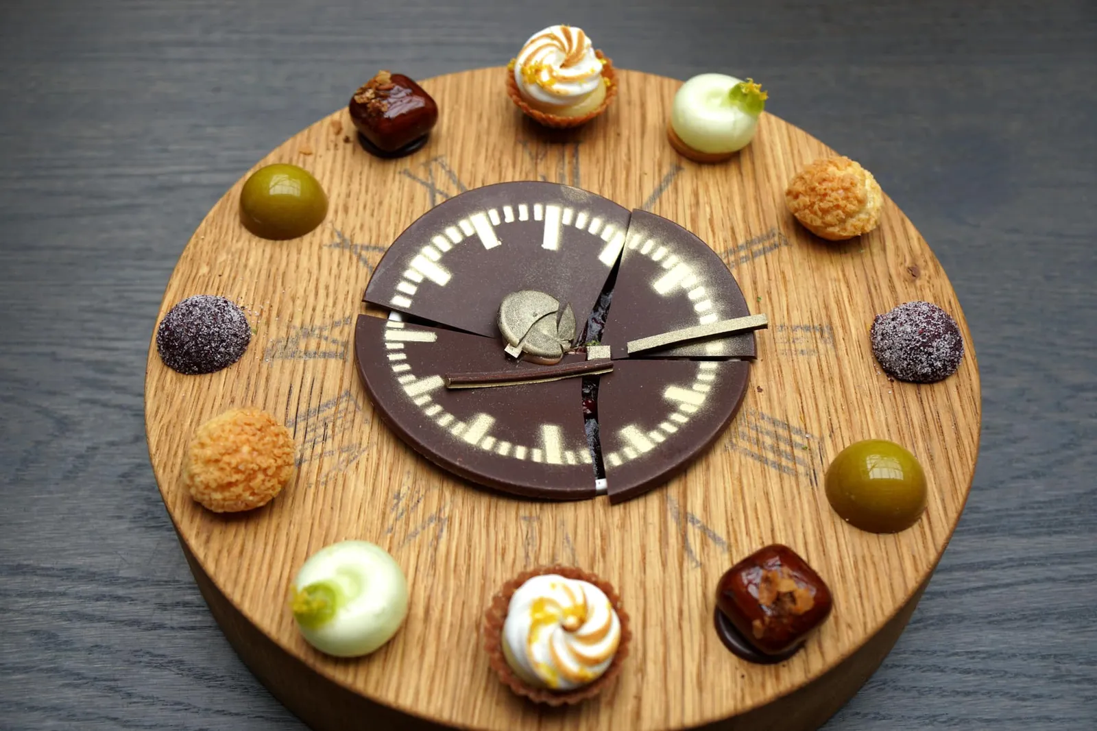 Petits fours ปิดท้ายมื้ออาหารด้วยเปอตีโฟว์เสิร์ฟมาเป็นคำเล็ก 6 อย่างเริ่มจากตรง 12 นาฬิกาเรียงตามเข็มคือ Tartlet with lemon curd แป้งทาร์ตบางกรอบ ด้านในเป็นเคิร์ดมะนาวมีรสออกเปรี้ยวกลมกล่อม White chocolate with bergamot and basil แป้งเซเบิ้ลกรอบทอปด้านบนด้วยไวท์ช็อกโกแลนที่มีเนื้อสัมผัสคล้ายเจลลี่แทรกด้วยกลิ่นหอมจากมะกรูดและใบเบซิล ถือว่าค่อนข้าวแปลกแต่อร่อย Cream puff with vanilla มินิพัฟสอดไส้ครีมวานิลลารสหวานอร่อย Liqourice with beetroot เจลลี่ลิโคไรซ์นุ่มหนึบที่มีความ earthy ของบีทรูทมาตัดรส Milk chocolate with water mint ช็อกโกแลตนมที่มีส่วนผสมของวอเตอร์มิ้นท์ สมุนไพรที่มีกลิ่นคล้ายมิ้นท์แต่จะเบากว่าเล็กน้อย Hazelnut praline with coffee พราลีนถั่วฮาเซลนัทที่เสริมด้วยกลิ่นหอมของกาแฟ ขนมทุกอย่างถือว่าทำออกมาได้ไร้ที่ติสมกับเป็นห้องอาหารระดับ 3 ดาวมิชลิน (20/20)