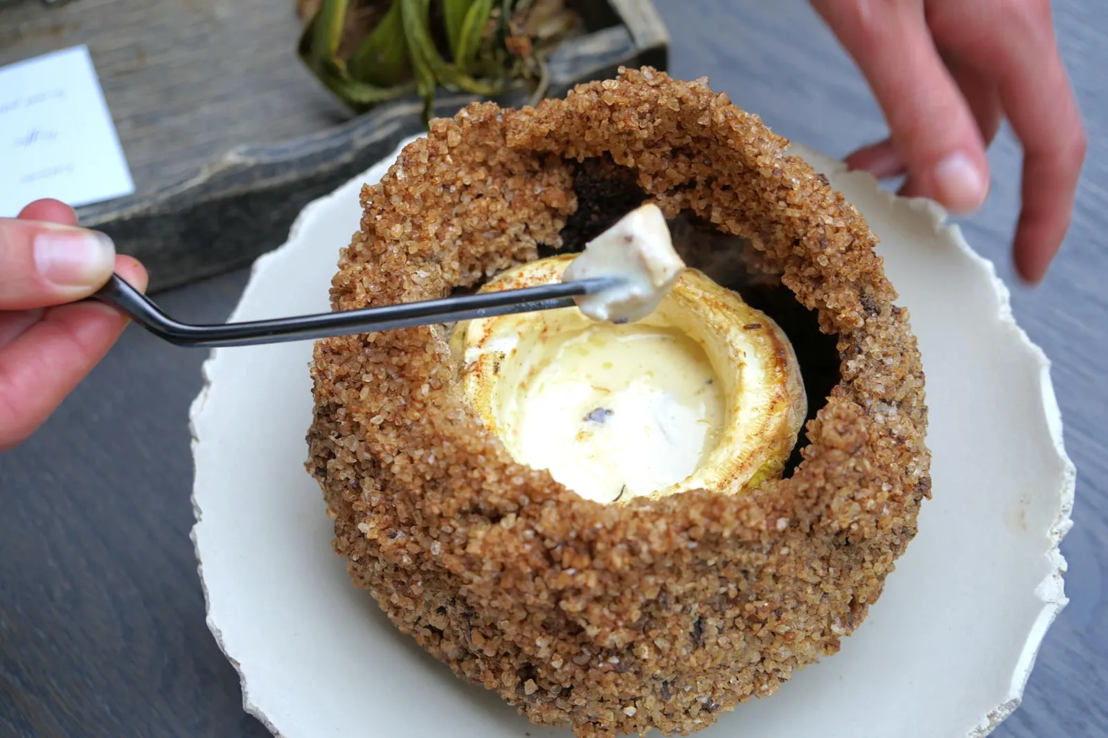 Veal sweetbread, celeriac, truffle เชฟนำ Sweet Bread ไปทำให้สุกในหัว Celeriac ที่คว้านตรงกลางออกแล้วใส่เนยและ Black Truffle ลงไป จากนั้นนำไปห่อด้วย Salt Crust แล้วจึงนำเข้าเตาอบที่อุณหภูมิ 180 องศา นาน 1 ชั่วโมง จากกระบวนการที่ว่ามาเป็นการทำให้ Sweet Bread เริ่มสุกอย่างช้าๆ หรือเรียกได้ว่าผ่านการ Poached มาในรสชาติของทรัฟเฟิล เซเลริแอค และเนยนั่นเอง (19/20)