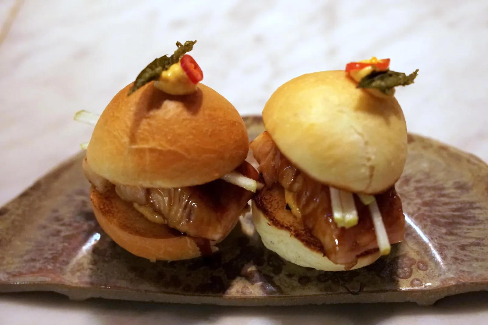 Eel sandwich เชฟได้ทำการย่างขนมปังเตรียมเอาไว้ซึ่งดูแล้วคล้ายเบอร์เกอร์มากกว่าแซนวิช หยดซอส Sambal Mayonnaise ลงไป นำเนื้อปลาไหลมาวาง ทอปก้วยผซแสเดิมซ้ำๆกันในทุกเเลยอร์เพื่อเพิ่มความเข้มข้นในรสชาติ สุดท้ายเชฟจะนำแอปเปิ้ลที่ Marinated อยู่ใน Apple and citrus vinegar, Sweet and sour chili pepper และ Black mint ที่ Infused ด้วย Gin ทอปไว้ที่ด้านบน โดยตัว Black mint จะมีรสชาติที่ซับซ้อนกว่ามิ้นท์ปกติ (20/20)