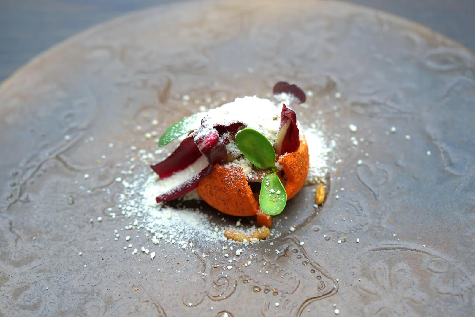 Blue cheese, passionfruit, garam masala หนึ่งในจานที่ดีที่สุดในวันนี้คือ “Passionfruit” หรือเสาวรส เสิร์ฟมากับกะหล่ำม่วง ด้านบนทอปด้วยผง Blue Cheese และเครื่องเทศอย่าง Garam Masala จัดว่าเป็นจานที่เชฟตั้งใจใช้เชื่อมอาหารคาว-หวานเข้าด้วยกัน คือทานแล้วต้องมีสงสัยว่านี่คือของคาวหรือขนมกันแน่ สัมผัสแรกที่ตักเข้าปากจะได้รสเปรี้ยวของเสาวรสซึ่งเป็นผลไม้ดูคล้ายของหวาน แต่ในขณะเดียวกันก็จะได้ความกรอบของผักและกะหล่ำดูคล้ายของคาว ถัดมาคือความเฝื่อนของบลูชีสและการัมมาซ่าล่าซึ่งจะช่วยชูกลิ่นของจานนี้ให้ชัดเจนมากยิ่งขึ้น ไม่ว่าลูกค้าจะชอบหรือไม่แต่ปฏิเสธไม่ได้เลยว่านี่คือหนึ่งในผลงานการรังสรรค์อาหารคาว-หวานระดับ Masterpiece ไร้ที่ติขนาดที่เชฟน้อยคนบนโลกจะทำได้ (20/20)