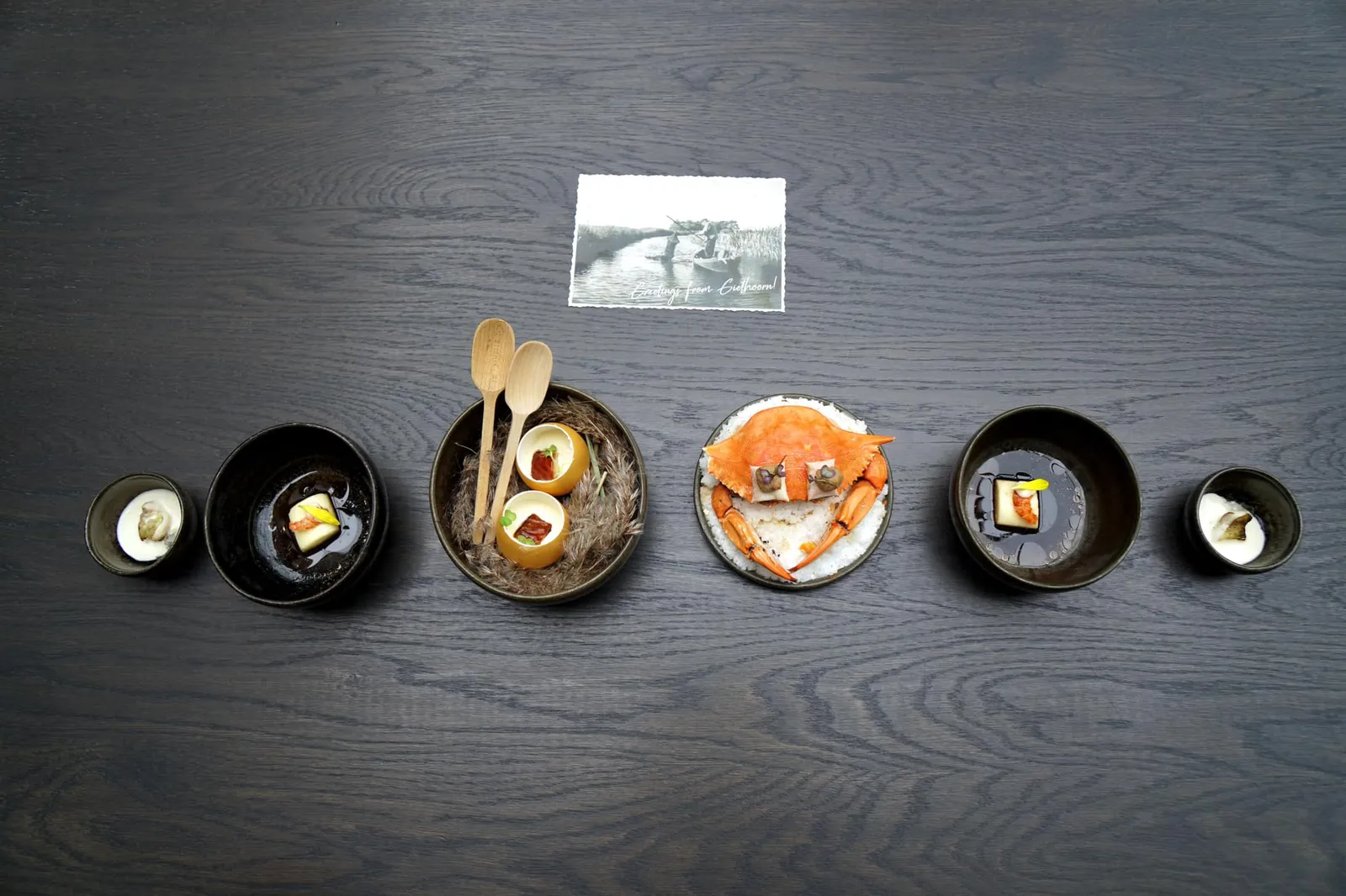 Amuse-bouche Pleasures of The Palate ฉะนั้นเซ็ตของอมูสนี้เชฟ Jonnie จึงตั้งใจรังสรรค์ขึ้นเพื่อยกย่องเหล่าชาวประมงน้ำจืดโดยใช้ชื่อว่า “Pleasures of The Palate”