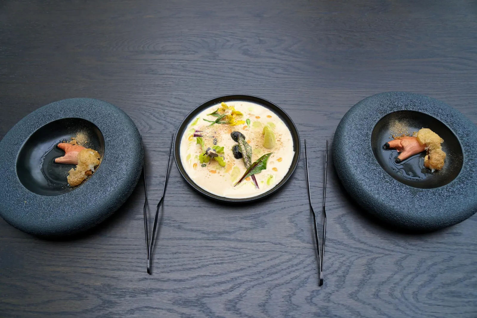 Brown crab, foie gras, cabbage คอร์สนี้เป็น “Crabsalad” เขียนติดกันตามภาษาดัตช์เป็นจานที่เชฟนำ Crab Salad พื้นบ้านมาประยุกต์เพื่อเสิร์ฟในห้องอาหารระดับ 3 ดาวมิชลิน โดยจะนำเสิร์ฟมาเป็น 2 องค์ประกอบย่อยคือจานที่มีหน้าตาคล้ายก้ามปูและจานสลัด เชฟแนะนำให้ทาน 2 จานนี้สลับกันไปมา (20/20)