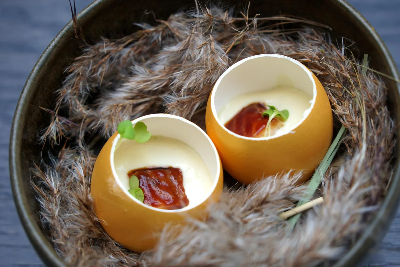 Amuse-bouche Pleasures of The Palate ถัดมาคือ “Egg and eel” เชฟหั่นส่วนหนึ่งของเปลือกไข่ออกไปเพื่อใช้เป็นถ้วย ด้านในเป็นคัสตาร์ดรสชาติร่อนข้างมีเอกลักษณ์ไม่เหมือนที่อื่น จับคู่กับเนื้อปลาไหลรมควันซึ่งมีเนื้อสัมผัสไร้ที่ติมากๆ คือนุ่มและหอม เข้ากันสุดๆ (19/20)