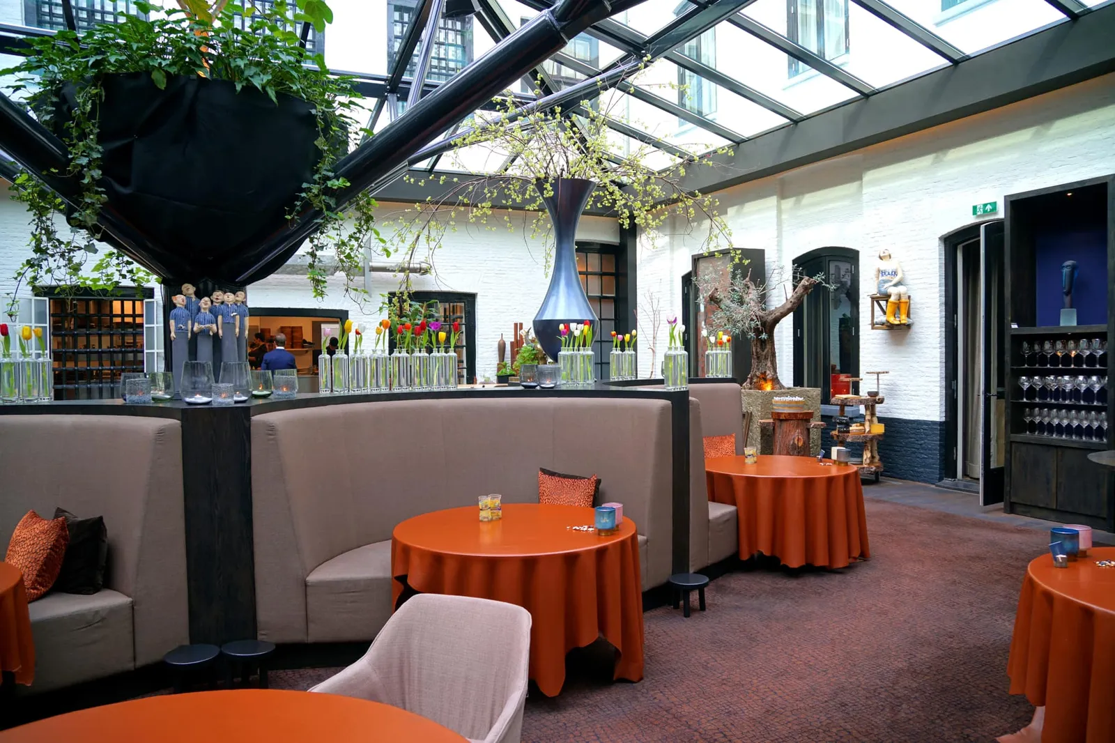 สาเหตุที่ร้านน้องสาวถูกย้ายไปเปิดตัวในเมืองหลวงเนื่องจากเชฟ Jonnie ต้องการย้ายห้องอาหาร Flagship คือ De Librije มาเปิดในโรงแรม Librije's Hotel นั่นเอง เริ่มจากการปรับปรุงสถานที่เดิมเสียใหม่โดย Eric Kuster นักออกแบบภายในชื่อดังที่ปรับส่วนลานกว้างเดิมของเรือนจำหรือ Prison Courtyard ให้มุงด้วยกระจกใสแทนหลังคาทึบแบบปกติเพื่อให้แสงธรรมชาติสอดส่องเข้ามายังห้องทานอาหารหลักในช่วงกลางวัน