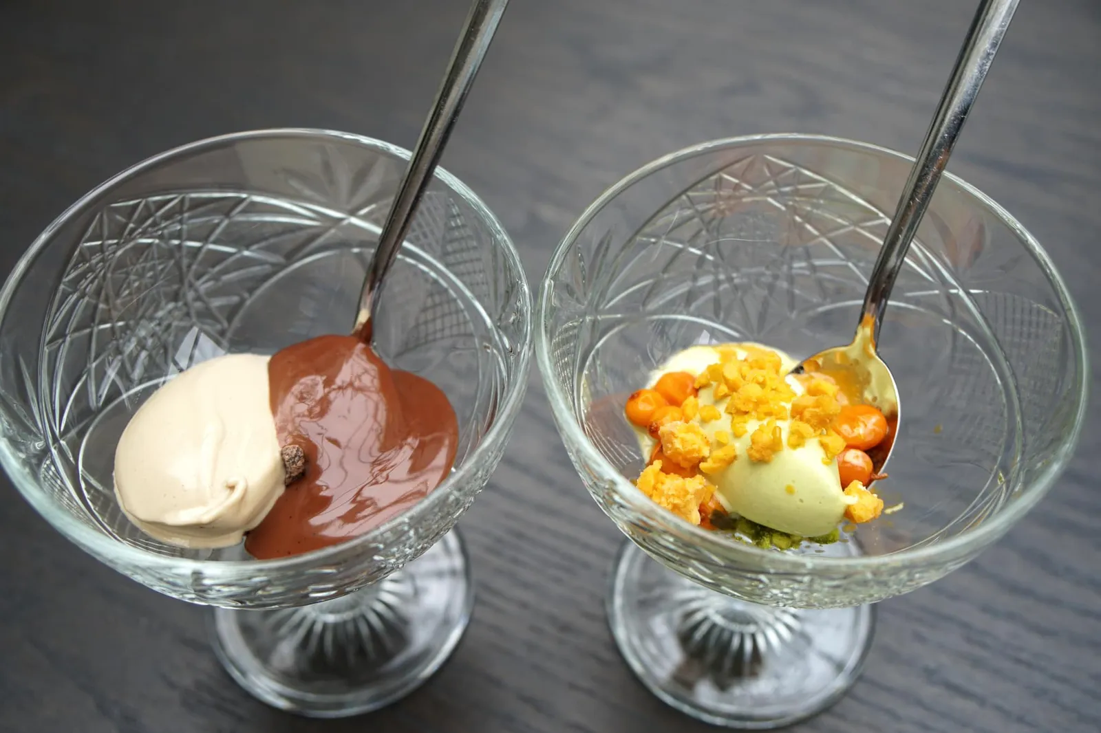 Ice cream เราได้เลือกสองอย่าง เริ่มจากไอศกรีมเห็ดและช็อกโกแลตทำออกมาได้เซอไพรซ์มาก ไอศกรีมนุ่ม หอม มีกลิ่นเห็ดเบาๆแต่ไม่ความ Earthy ของเห็ด Ceps ติดมาแม้แต่น้อย ทั้งยังผสานกับรสขมของช็อกโกแลตออกมาได้อย่างไร้ที่ติ อีกฝั่งคือไอศกรีมพิสตาชิโอซึ่งจะมีกลิ่นเฉพาะตัวจากถั่ว ทานคู่กับโทงเทงสีส้ม เป็นไอศกรีมที่ทำออกมาได้ไม่ธรรมดา อร่อยมากจริงๆ (19/20)