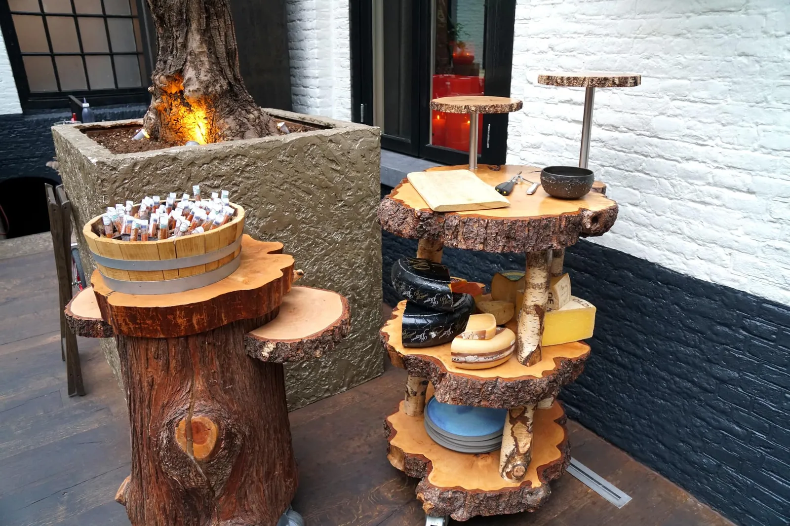 ทางร้านนำเสนอชีสท้องถิ่นคุณภาพสูงสำหรับลูกค้าที่ต้องการเพิ่มจากเซ็ตเมนูหลักอีกด้วย