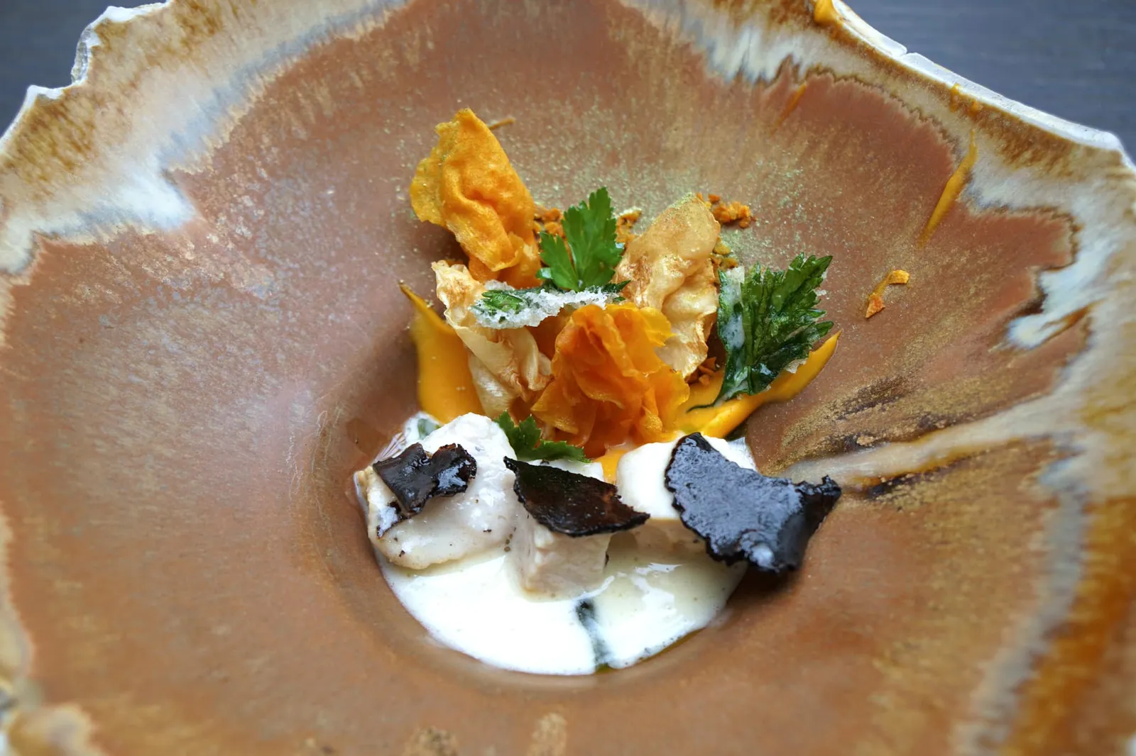 Veal sweetbread, celeriac, truffle เนื้อสัมผัสของ Sweet Bread นุ่ม ละมุนลิ้น ไม่มีกลิ่นคาวและเข้ากันได้ดีกับกลิ่นหอมของทรัฟเฟิล เรียกได้ว่าสมกับศักดิ์ศรีของร้านระดับ 3 ดาวมากๆ ตัวน้ำซอสมีความ Creamy จากเนยและความ Earthy เบาๆจาก Celeriac บาลานซ์กันพอเหมาะ ทั้งยังมีเนื้อสัมผัสที่หลากหลายจากองค์ประกอบอื่นๆในจานอีกด้วย (19/20)