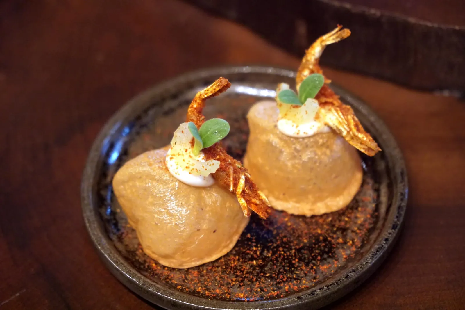Amuse-bouche Crunchy Dutch shrimps ชิ้นที่สองเป็นกุ้งดัตช์ขนาดจิ๋วกรอบทานกับซอสมาโยรสเปรี้ยว เซเลอรี่ และผงสไปซ์ Baharat ให้ความเค็มนิดๆ ด้านล่างเป็น Puffed pig skin หรือหนังหมูฟูกรอบทานแล้วได้มิติทางเนื้อสัมผัสที่ดีมากๆ (18/20)