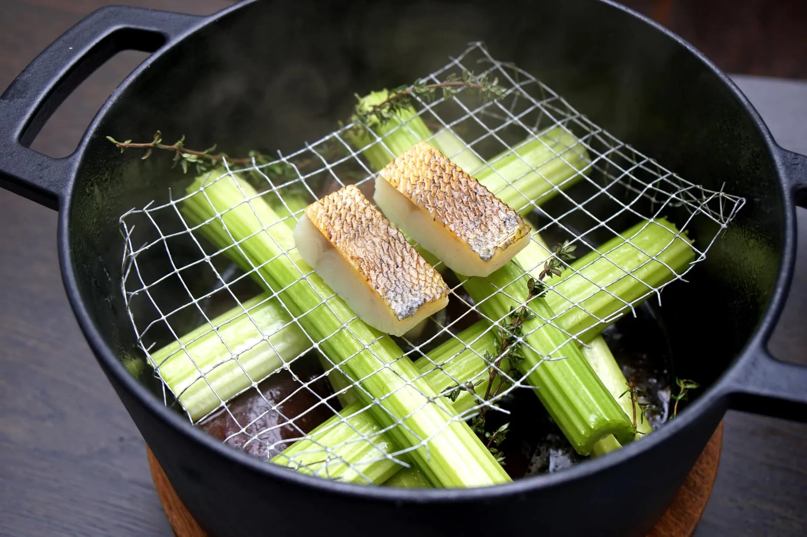 Pike-perch, apple syrup, Riesling อีกหนึ่งจานเด็ดที่เราต้องเทคะแนนเต็มให้คือปลา Pike-perch ใส่มาในหม้อขนาดใหญ่ องค์ประกอบด้านล่างใต้สุดคือเบคอนและหมูสามชั้นหรือ Pork belly มี Celeriac ตรงกลาง ก่อนที่จะราดไวน์ Riesling ลงไปในหม้อร้อนๆแล้วปิดฝาเพียงไม่กี่วินาทีให้อโรม่าของ Reisling แทรกเข้าไปสู่ฟิเลท์ของปลา (20/20)