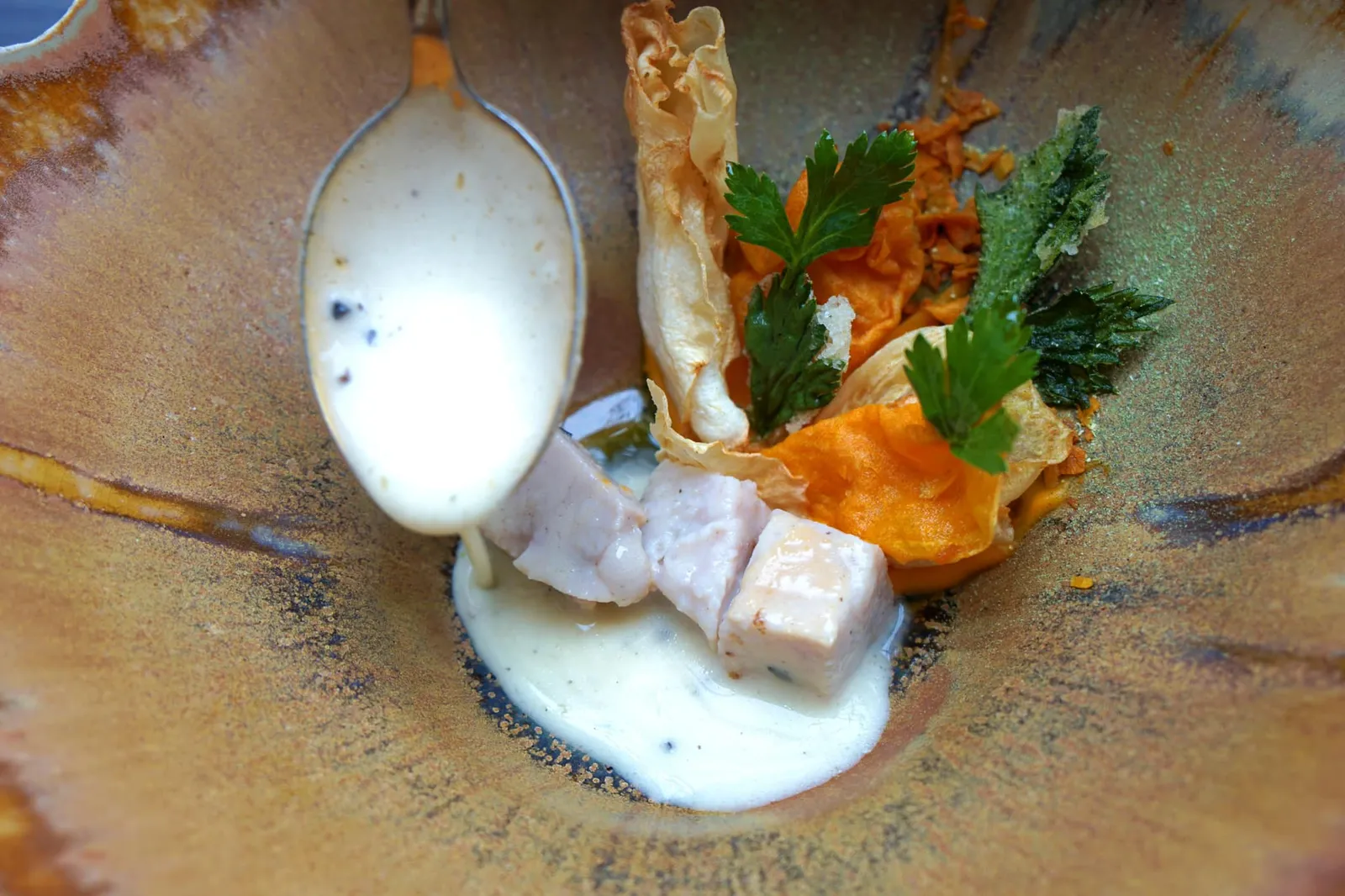 Veal sweetbread, celeriac, truffle จากนั้นจึงนำลงจานบนโต๊ะต่อหน้าลูกค้า สำหรับองค์ประกอบในจานเชฟจะจัดเตรียม Sweet Potato, Celeriac เอาไว้ เทน้ำซอสที่ใช้ Poached ลงไปด้วยเล็กน้อยแล้วจึงทอปด้านบนด้วย Black Truffle (19/20)
