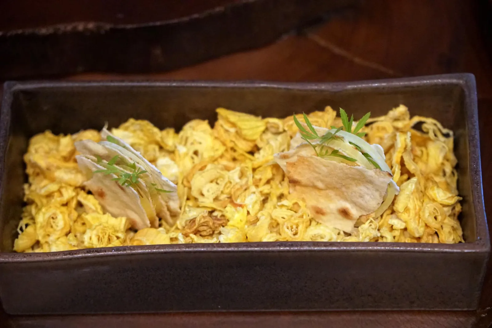 Amuse-bouche Flat bread with onion and mustard เริ่มต้นอมูสบูชคำแรกด้วยขนมปังแผ่นบางกรอบเรียงกันเป็นเลเยอร์หลายชั้น ตรงกลางเป็นหอมใหญ่และมัสตาร์ดส่งกลิ่นหอมคลุ้งขึ้นจมูก ช่วยกระตุ้นความอยากอาหารได้ดี (17/20)