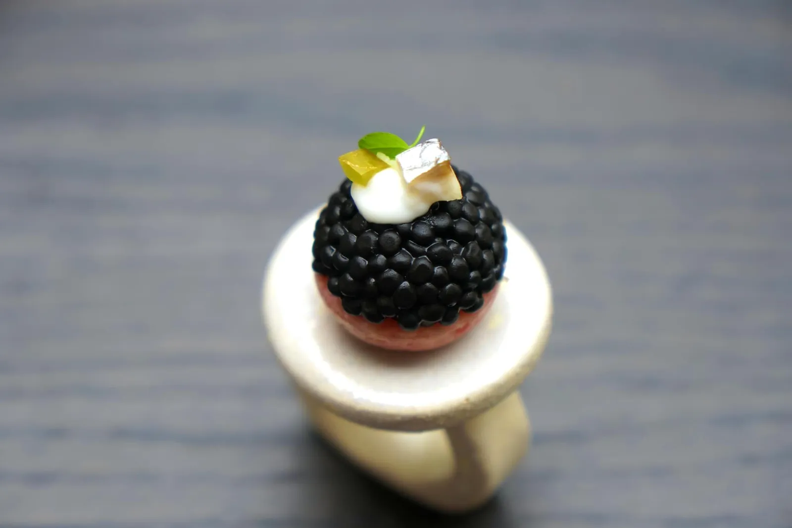 Amuse-bouche Veal tartare with Herring caviar ที่โต๊ะพนักงานจะนำเสิร์ฟอมูสบูชอย่างที่สี่ซึ่งเป็น Iconic หรือเอกลักษณ์ของห้องอาหาร De Librije ทำมาเป็นทรงแหวน พนักงานจะขอให้เรายื่นนิ้วไปและสวมแหวนให้ (20/20)