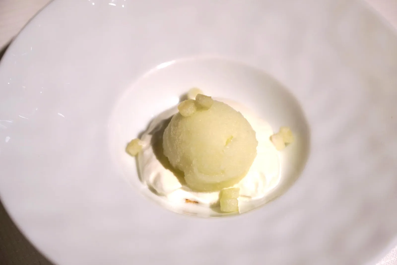 Sorbet of green apple with yuzu, yogurt mousseline and yogurt crumble Sorbet de pomme verte au yuzu, mousseline au yogourt et crumble au yogourt ก่อนเข้าสู่ของหวานพนักงานจะนำเสิร์ฟ Refreshment หรือ Pre-dessert เป็น “ซอร์เบท์แอปเปิ้ลเขียว” รสชาติเปรี้ยวเบา ๆ มีกลิ่นและความเป็น Acidity จากยูซู ล้อมรอบด้วยครีมโยเกิร์ตหอมมันและมีรสเปรี้ยวเบา ๆ มีความกรอบจากครัมเบิ้ล ทานแล้วช่วยล้างปากดับรสชาติอาหารคาวได้อย่างดี (19/20)