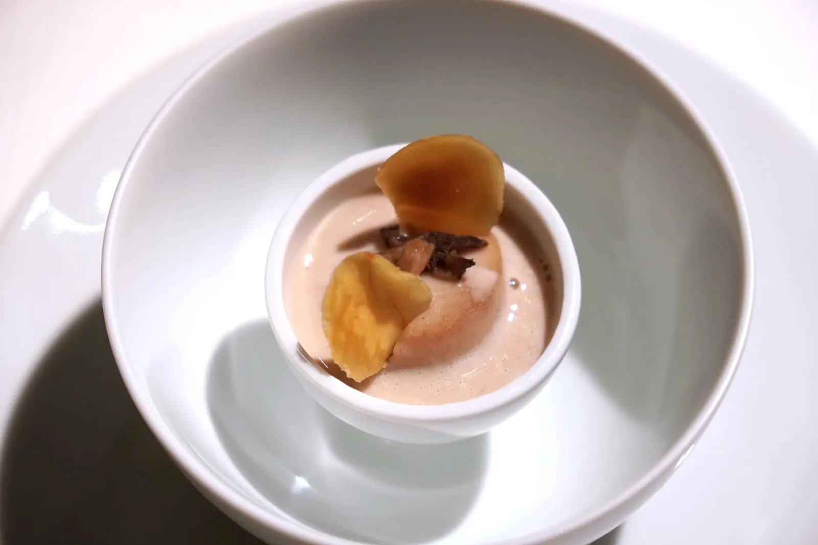 Amuse bouche L'amuse-bouche ถัดมาคือ Chestnut Flan หรือ “ฟลานเกาลัด” เชฟนำเกาลัดไปทำเป็นมูสเนื้อนุ่มตั้งไว้ตรงกลาง ด้านบนทอปด้วย Chestnut Chip หรือแผ่นกรอบทำจากเกาลัดเช่นกันเพื่อให้เกิดเนื้อสัมผัสที่แตกต่าง รอบ ๆ คือน้ำซุปที่ได้จากเกาลัดผสมกับเซเลอรี่ มีกลิ่นหอมเด่นชัด มีความครีมมี่ ละมุนลิ้น ทานทุกองค์ประกอบพร้อมกันเพื่อให้ได้มิติของเนื้อสัมผัสที่แตกต่างในขณะที่กลิ่นและรสชาติของแต่ละองค์ประกอบเข้ากันได้อย่างไร้ที่ติ (20/20)