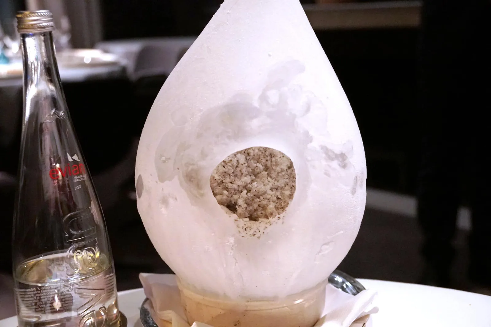 Concassé of oysters, granité of seaweed and lemon Huîtres concassées, granité algue et citron Tartar of raw oysters with lemon and seaweed granité. เริ่มต้นเมนคอร์สจานแรกด้วย Signature Dish อย่าง “คงกาซเซ่” ที่โต๊ะพนักงานจะมาตักเทกรานิต้าที่มีรสชาติและกลิ่นของเลมอนและสาหร่ายทอปลงไปด้านบน (20/20)