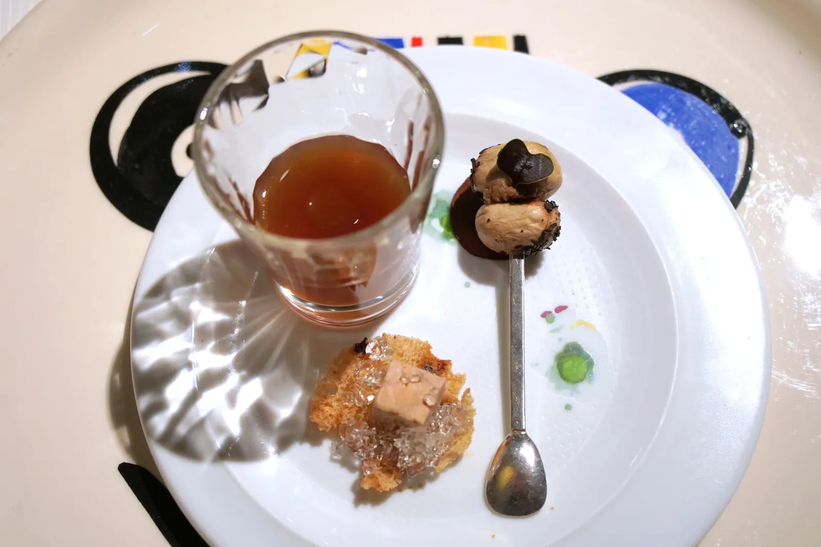 Amuse bouche L'amuse-bouche ก่อนเสิร์ฟเมนูอาหารพนักงานจะนำเสิร์ฟ “อมูสบูช” มา 3 อย่างพร้อมกัน (19/20)