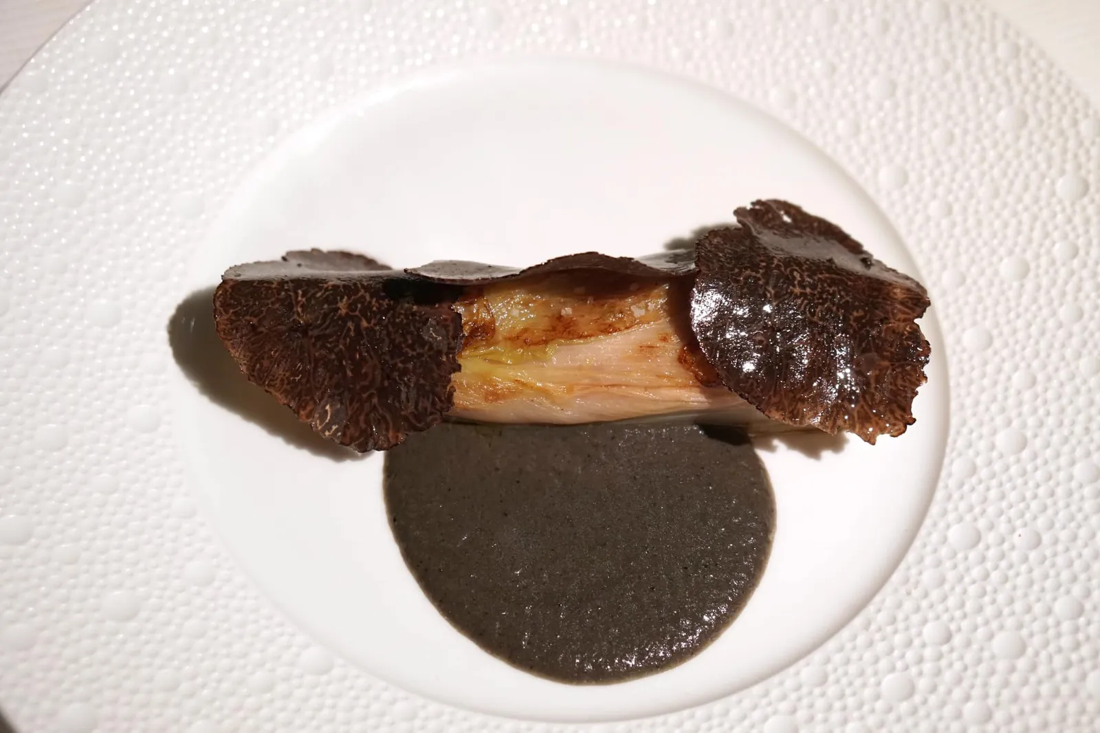 Confit chicory leaves interlaced with foie gras, dress with truffle Feuilles d'endives confites, du foie gras «intercalé», de la truffe autour Alternating layers of foie gras and chicory braised in poultry jus, cooked à la plancha and seasoned with a truffle jus. เชฟตั้งใจวางแต่ละองค์ประกอบซ้อนกันมาเป็นชั้น ๆ เพื่อให้ทานพร้อมกันแล้วเกิดมิติของเนื้อสัมผัส (19/20)