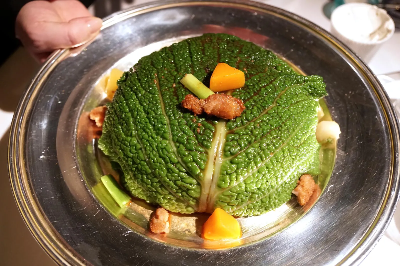Savoy cabbage cooked in seasonal style; veal served two-ways Chou frisé à la mode d'hiver, du veau rissolé Savoy cabbage stuffed with braised veal, veal sweetbread, foie gras, mushrooms and a farce of poultry, served with nuggets of seared veal sweetbread. เมนูถัดมาพนักงานจะนำ ”กะหล่ำปลีซาวอย“ ชิ้นโตมาแสดงให้ดูที่โต๊ะก่อน จากนั้นจึงนำไปตัดแบ่งเป็น Portion สำหรับเสิร์ฟแต่ละคน (19/20)