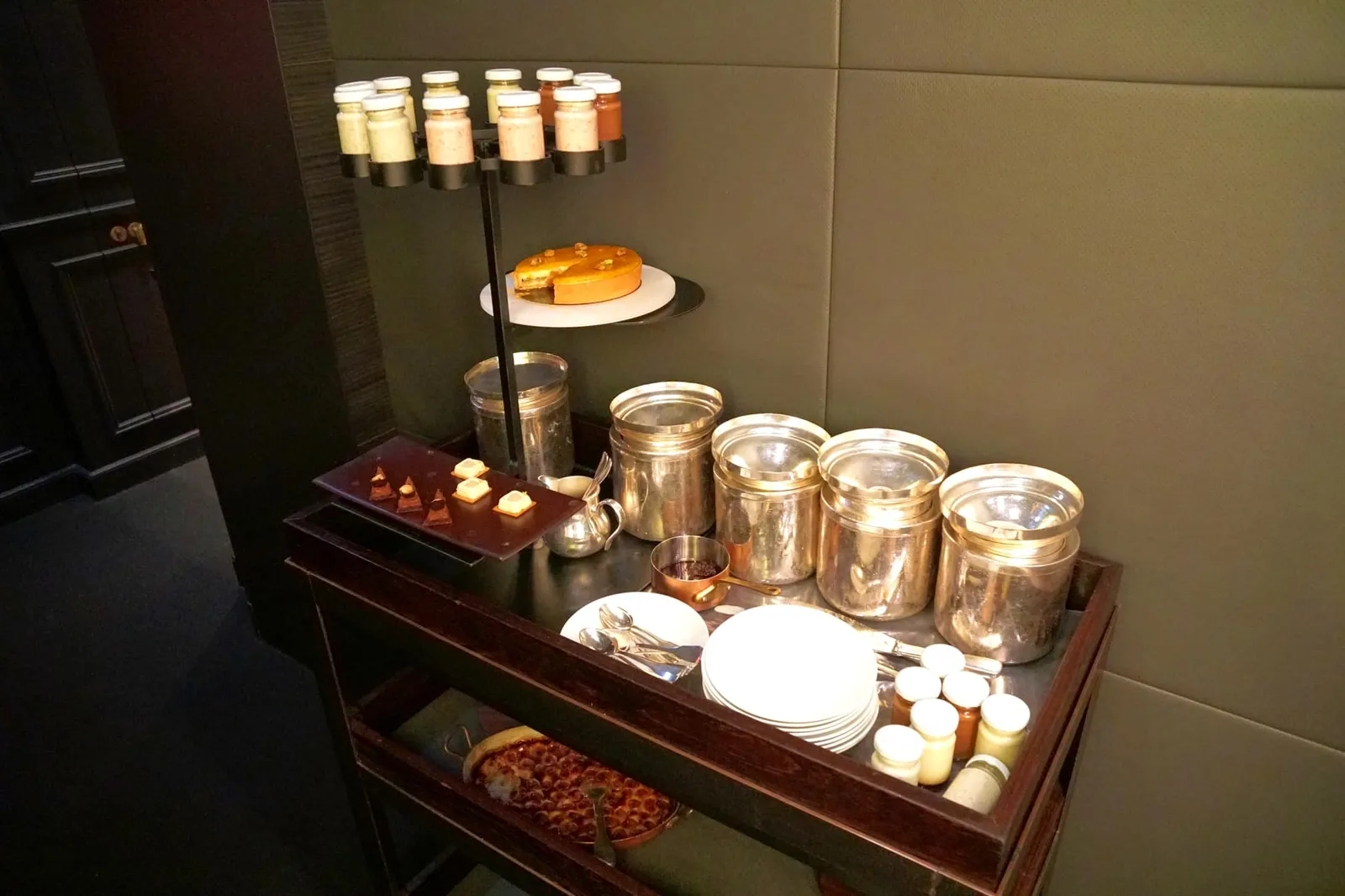 Trolley of ice creams, sorbets, dessert jars and traditional biscuits Chariot des glaces, sorbets, les bocaux et biscuits d'autrefois Ice cream and sorbets, rice pudding, crème caramel, chocolate mousse, spiced prune in wine, diamond shortcake, macarons, marshmallows, cheesecake and tartlets. ปิดท้ายด้วย “รถเข็นขนม” ที่ทำหน้าที่เสมือนกับเป็นเปอตีส์โฟว์ (18/20)