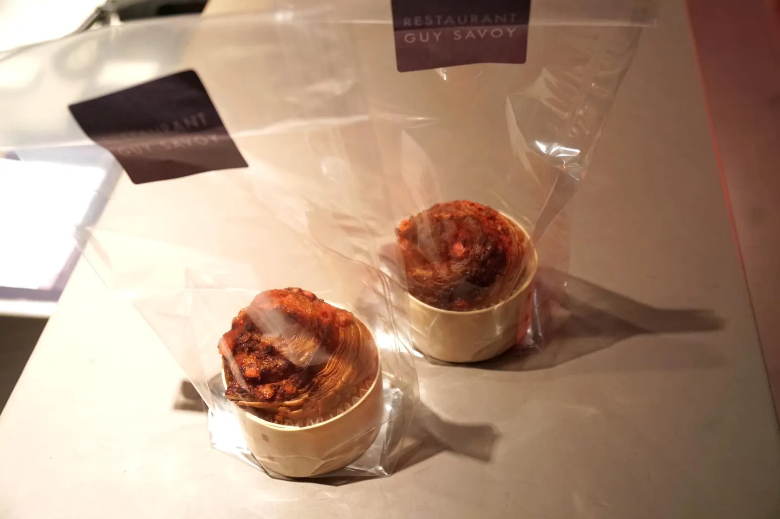 ก่อนกลับบ้านพนักงานจะมอบ Pink praline brioche ติดไม้ติดมือกลับบ้านกันคนละชิ้น ตัวขนมปังมีทั้งความนุ่ม ฟู กรอบ จัดเป็นหนึ่งในบริยอชที่ดีที่สุดเท่าที่เราเคยทานมาเลยทีเดียว