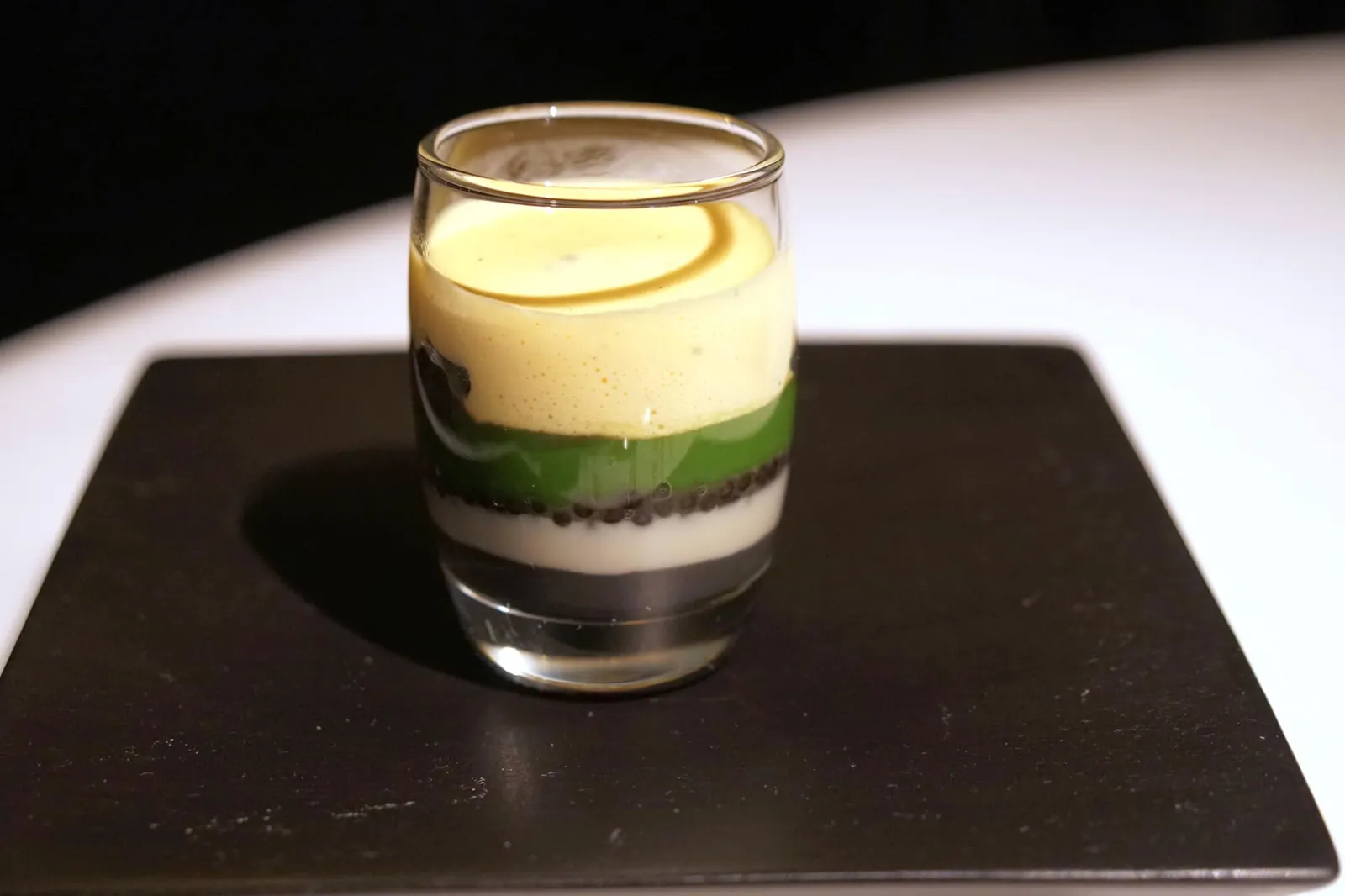 'Colours of caviar', with smoked sabayon Colors of caviar, sabayon fumé dans l'œf Caviar cream, caviar vinaigrette and a purée of Savoy cabbage; served with Royal and Baeri caviars and a smoked sabayon. ปกติแล้วคาเวียร์เป็นวัตถุดิบที่มักถูกนำเสนอออกมาโดด ๆ โดยมีองค์ประกอบอื่นล้อมรอบแต่เชฟ Guy Savoy เกิดไอเดียที่แตกต่างโดยการนำคาเวียร์มาเสิร์ฟปนไปกับองค์ประกอบอื่น ๆ โดยในถ้วยถูกแบ่งออกเป็นชั้น ๆ เริ่มจากชั้นสีดำด้านล่างคือ Vinaigrette ของคาเวียร์ ชั้นถัดมามีสีขาวคือคาเวียร์ครีม เลเยอร์สีเขียวเป็นครีมหรือพูเรทำมาจากกะหล่ำปลีซาวอย (สำหรับสาขา Las Vegas จะเปลี่ยนเป็นพูเร Green Bean) ด้านบนเป็นไข่ปลาสองชนิดคือ Royal และ Baeri Caviar ใส่มาเกือบเต็มแก้วให้รสชาติเค็มและกลิ่นของทะเล สุดท้ายคือซาบายอนที่ได้การการนำไข่ไก่ไปคน (Scrambled) จนมีความครีมมี่ นุ่ม ละมุนลิ้นสุด ๆ จัดว่าเป็นเป็นสุดยอดเมนูที่มีสีสันหลากหลาย มีอุณหภูมิที่แตกต่าง และมีเนื้อสัมผัสที่แตกต่างกันในหลายระดับ เป็นจานที่เต็มไปด้วยเทคนิคอันซับซ้อน แต่ไม่ทิ้งความเรียบง่ายและเข้ากันของรสชาติ สุดยอดมากๆ (20/20)