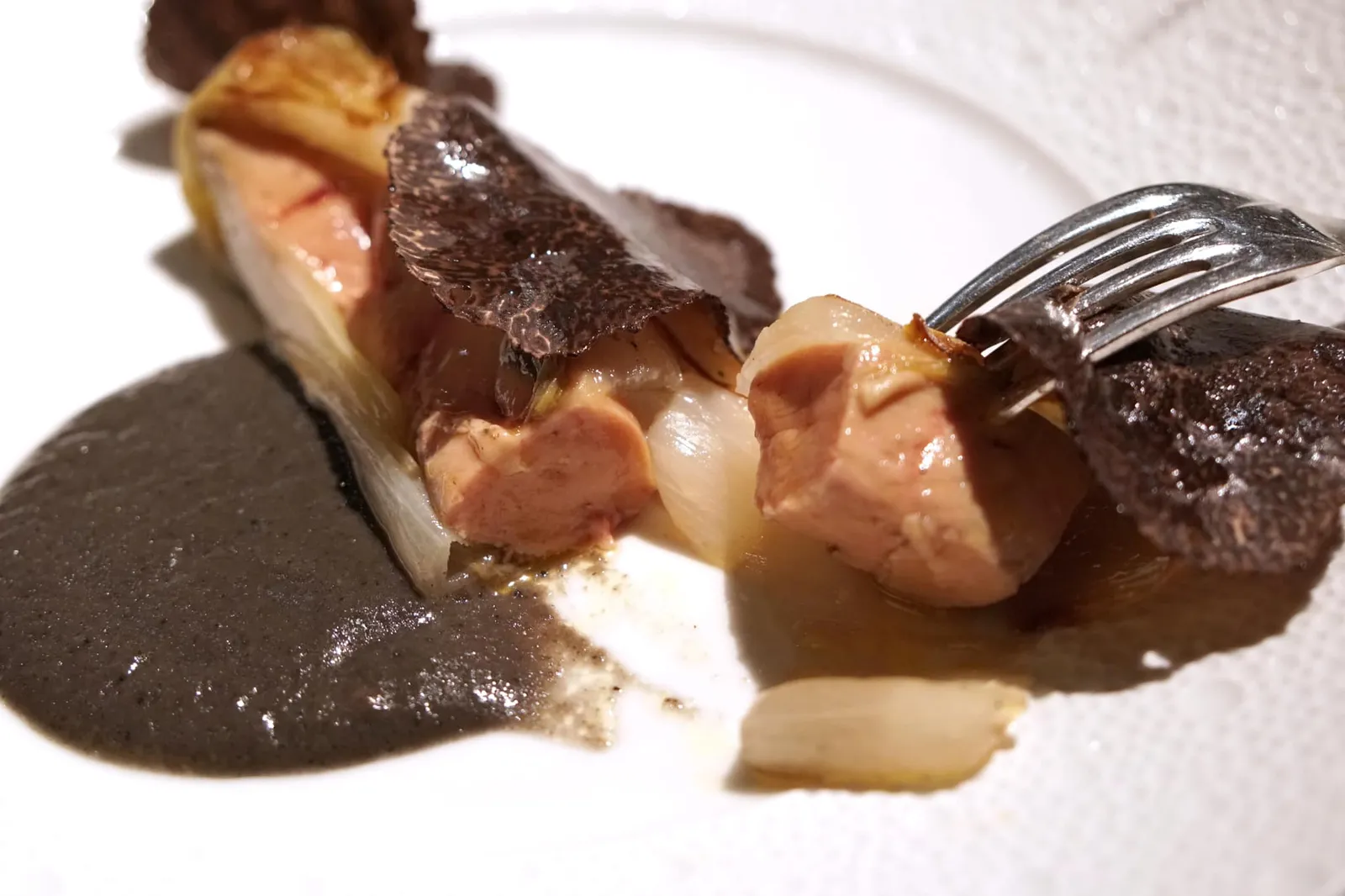 Confit chicory leaves interlaced with foie gras, dress with truffle Feuilles d'endives confites, du foie gras «intercalé», de la truffe autour Alternating layers of foie gras and chicory braised in poultry jus, cooked à la plancha and seasoned with a truffle jus. ด้านบนเป็น Winter Black Truffle ซึ่งมีความกรึบเบา ๆ ต่างออกไปจากองค์ประกอบทั้งสองด้านล่าง สีดำรอบ ๆ เป็น Black truffle coulis ช่วยเพิ่มอโรม่าของทรัฟเฟิลให้เด่นชัดมากยิ่งขึ้น (19/20)
